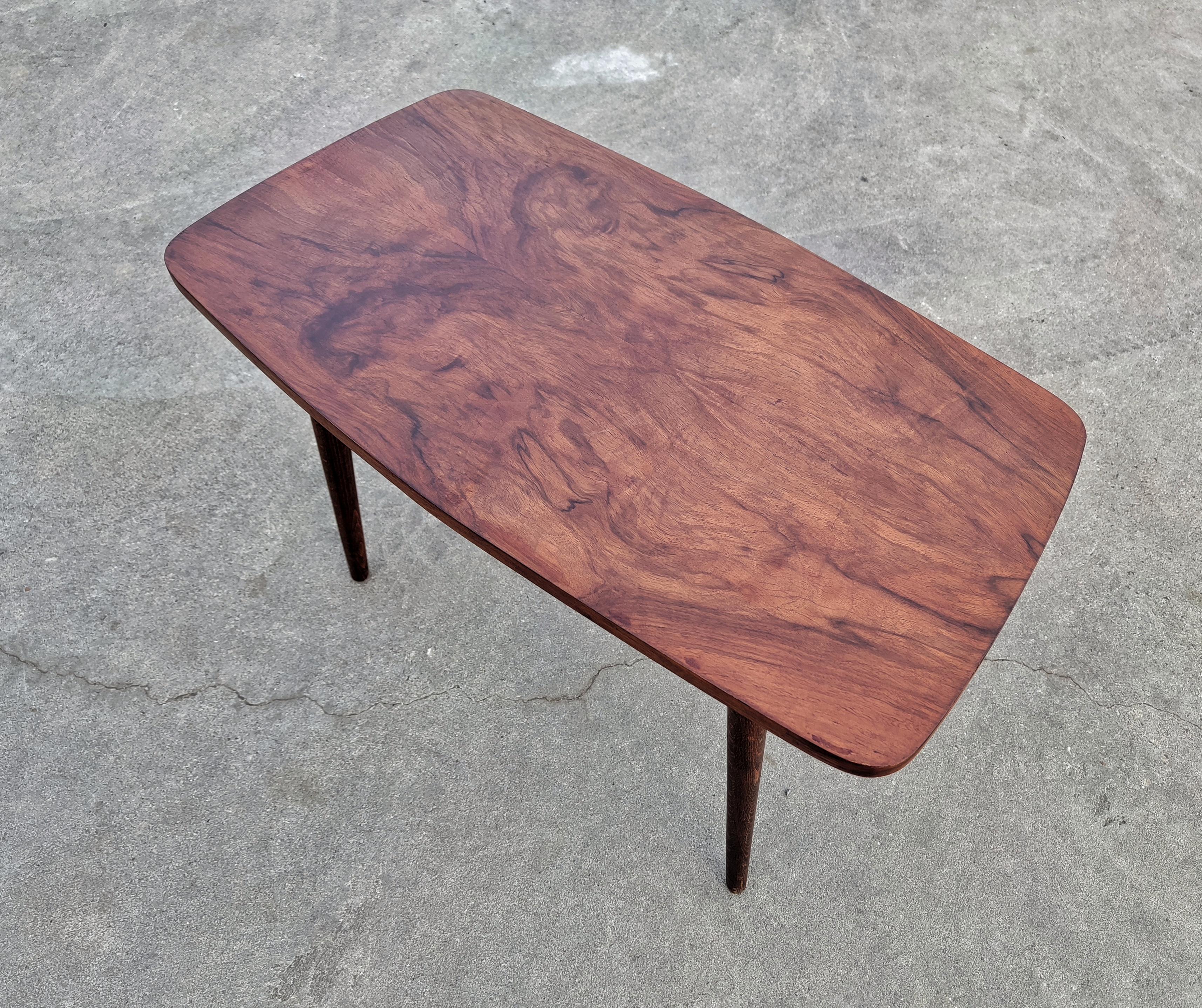 Kleiner Beistelltisch der Mid-Century Modern mit Platte aus Nussbaumfurnier, Dänemark 1960er Jahre (Moderne der Mitte des Jahrhunderts) im Angebot