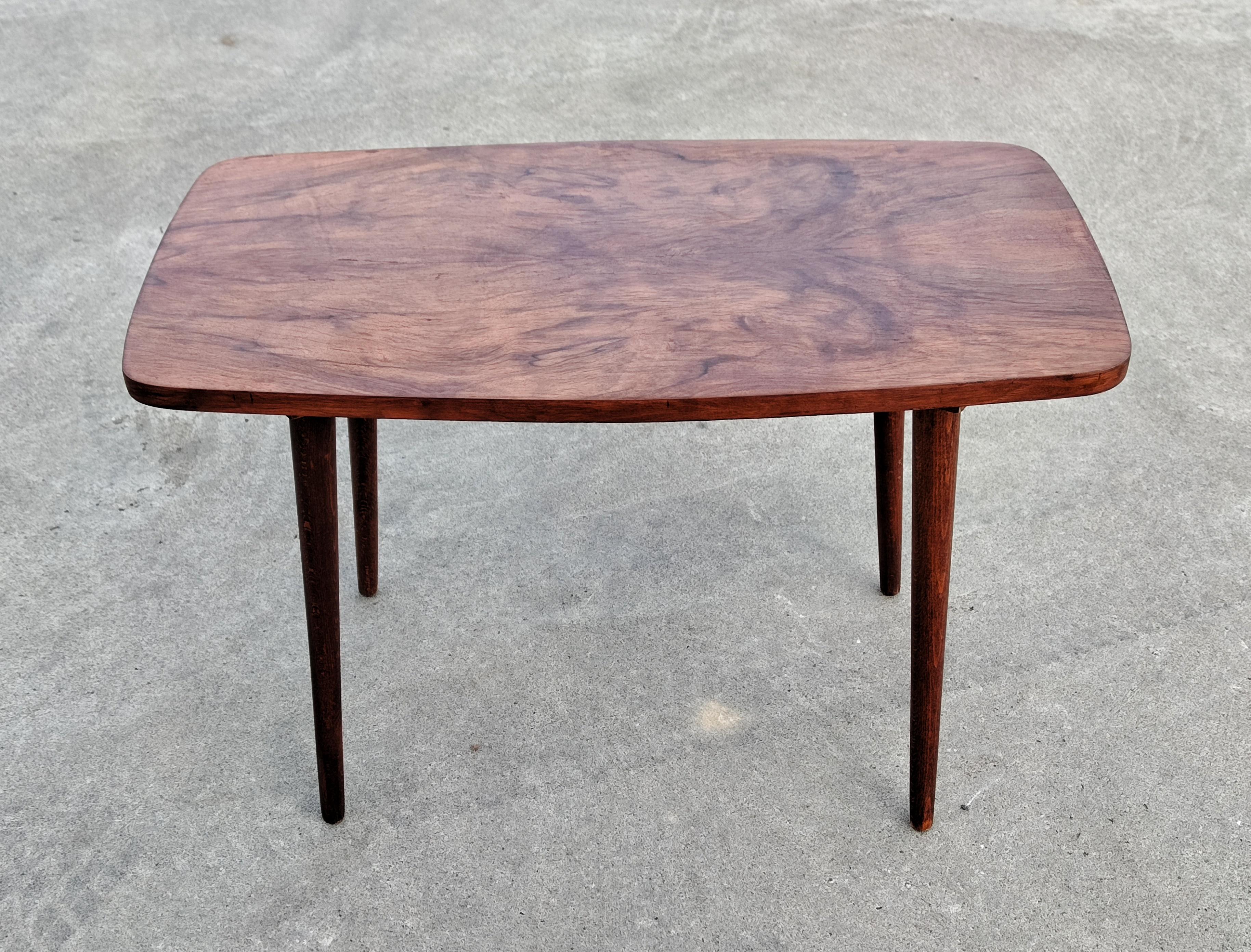 Kleiner Beistelltisch der Mid-Century Modern mit Platte aus Nussbaumfurnier, Dänemark 1960er Jahre (Mitte des 20. Jahrhunderts) im Angebot