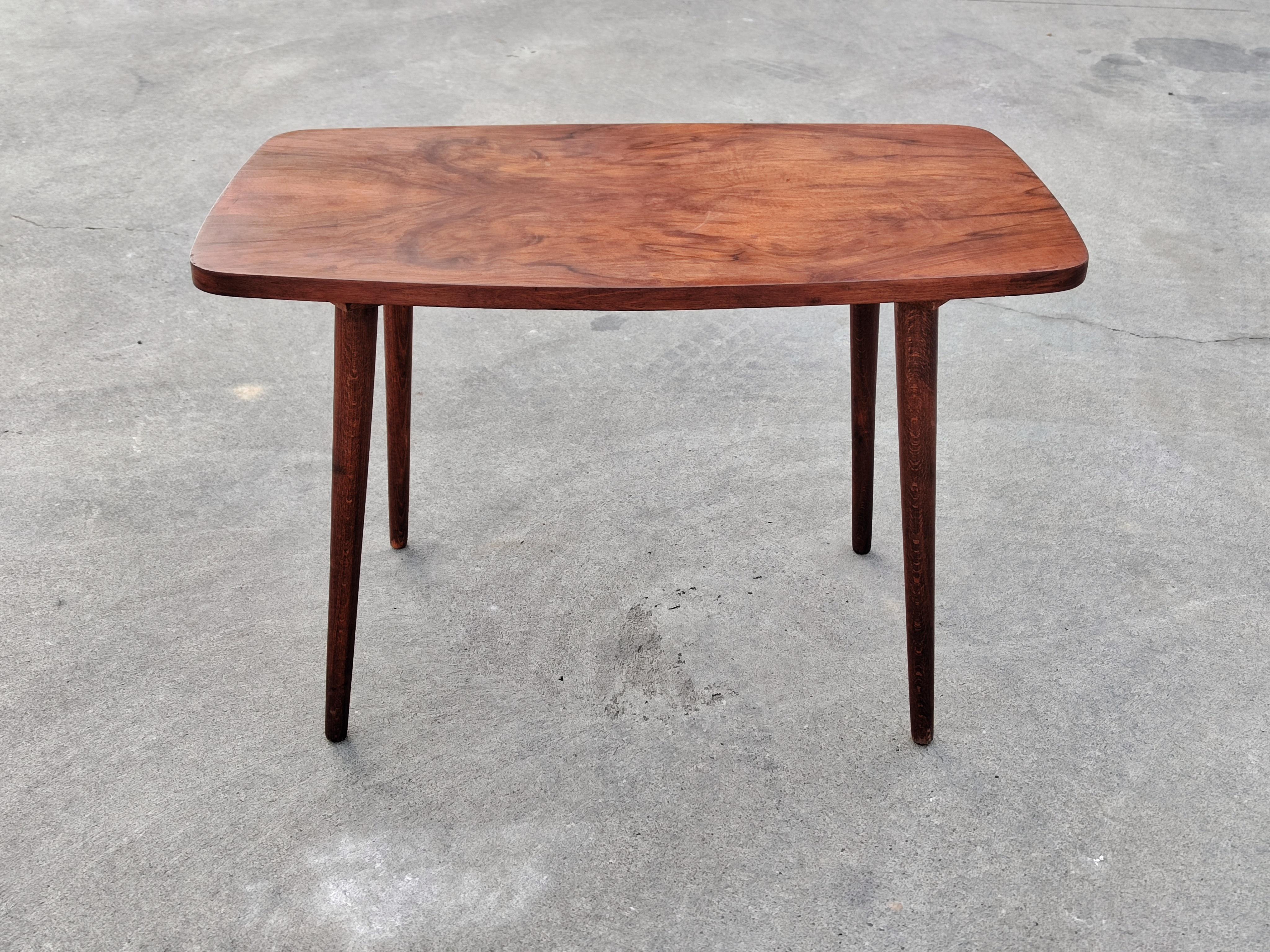 Kleiner Beistelltisch der Mid-Century Modern mit Platte aus Nussbaumfurnier, Dänemark 1960er Jahre (Buchenholz) im Angebot