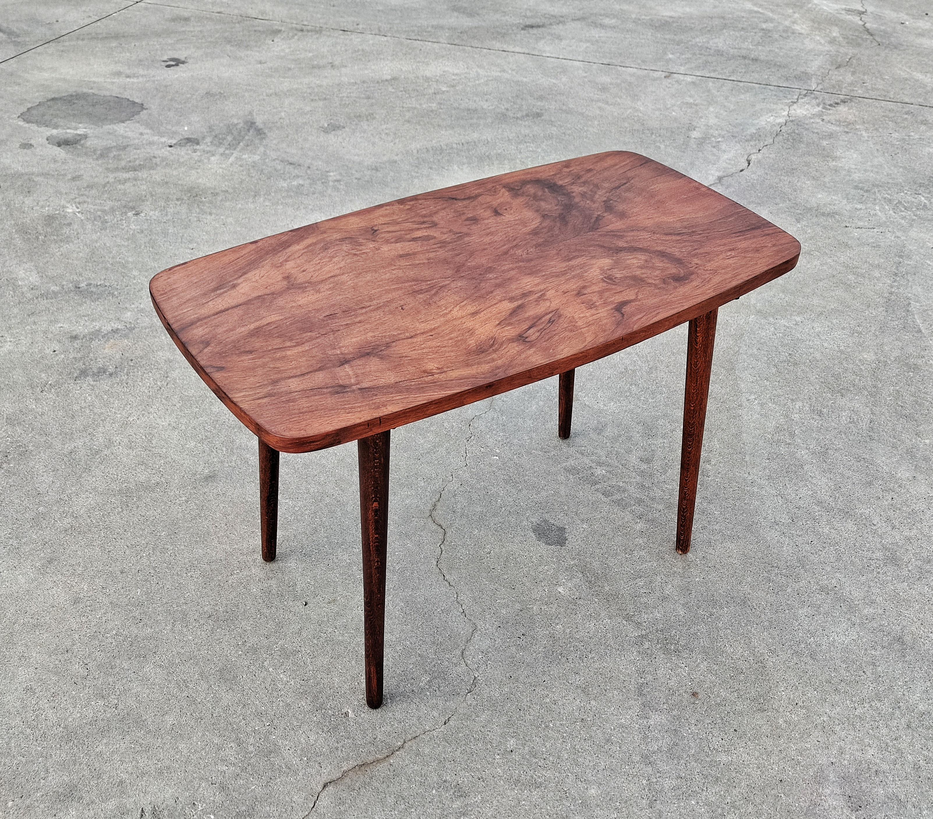 Kleiner Beistelltisch der Mid-Century Modern mit Platte aus Nussbaumfurnier, Dänemark 1960er Jahre im Angebot 1