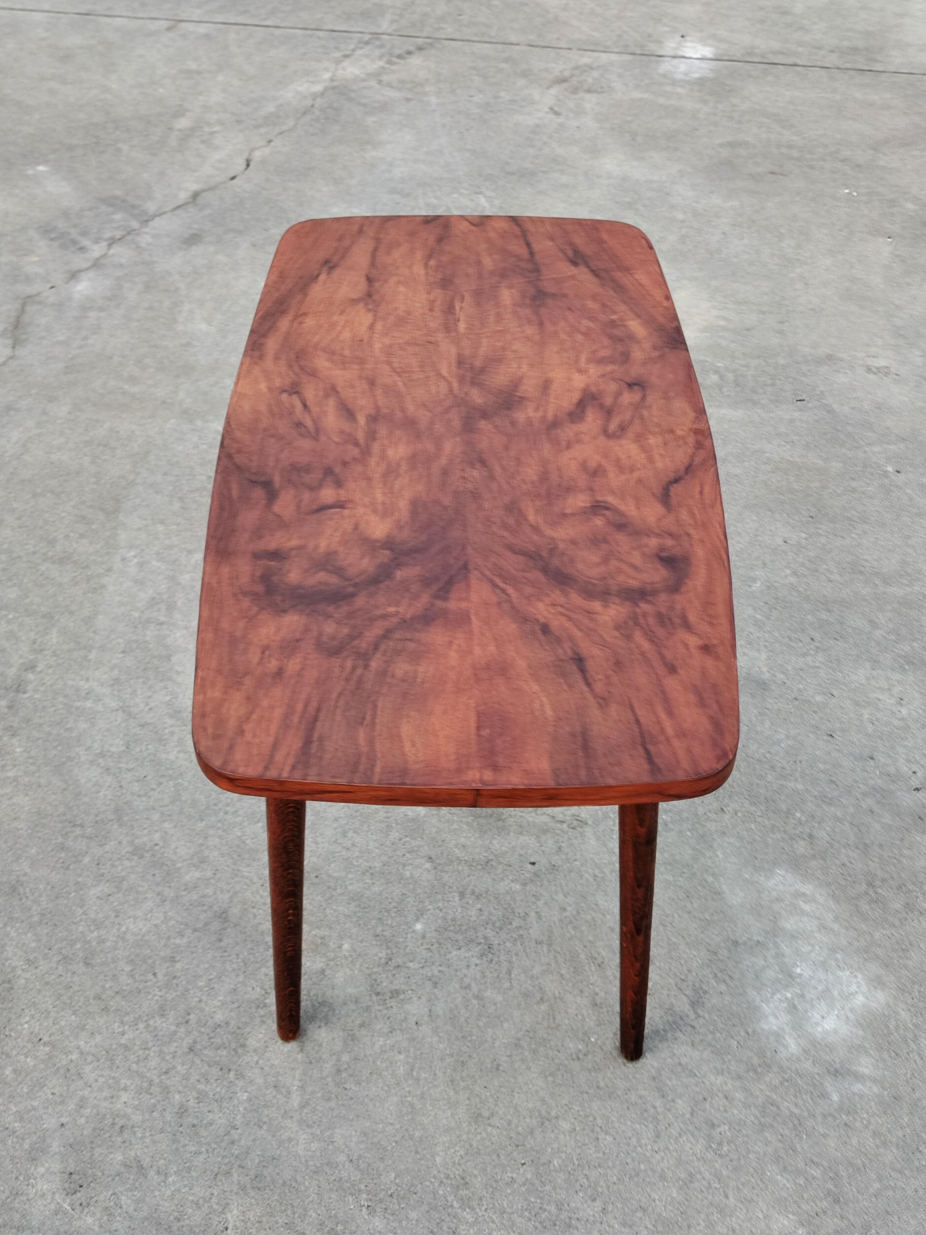 Kleiner Beistelltisch der Mid-Century Modern mit Platte aus Nussbaumfurnier, Dänemark 1960er Jahre im Angebot 2
