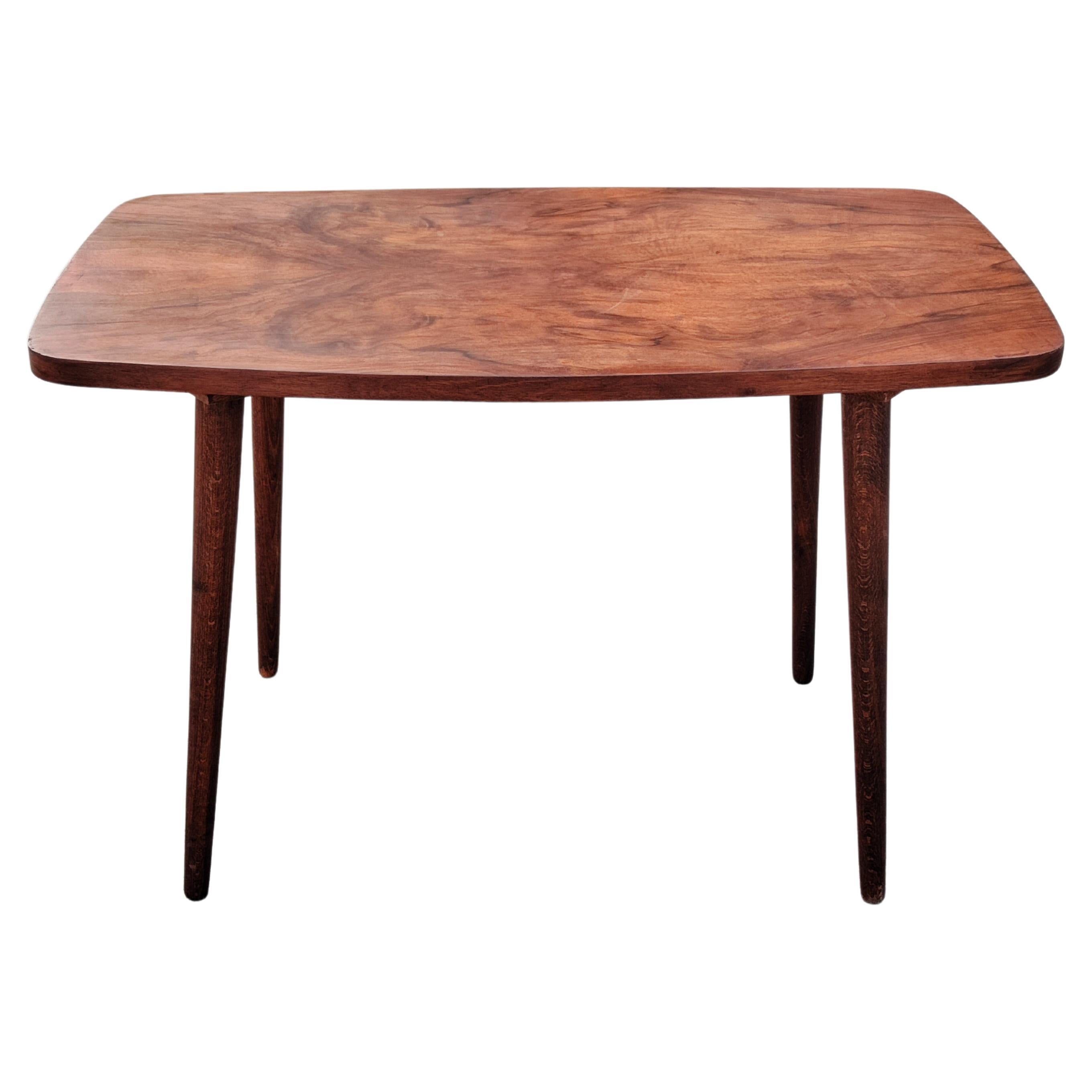 Petite table d'appoint moderne du milieu du siècle avec plateau en placage de noyer, Danemark, années 1960