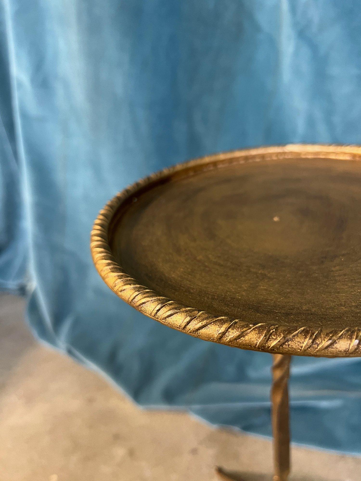 Petite table à boissons en métal de style moderne du milieu du siècle dernier avec pieds pointus en vente 3