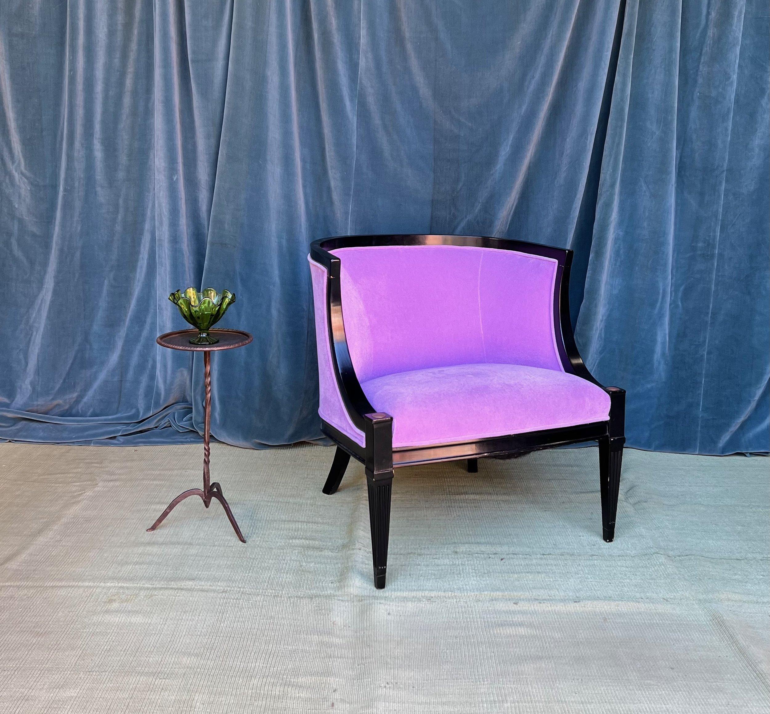 Mid-Century Modern Petite table à boissons en métal de style moderne du milieu du siècle dernier avec pieds pointus en vente