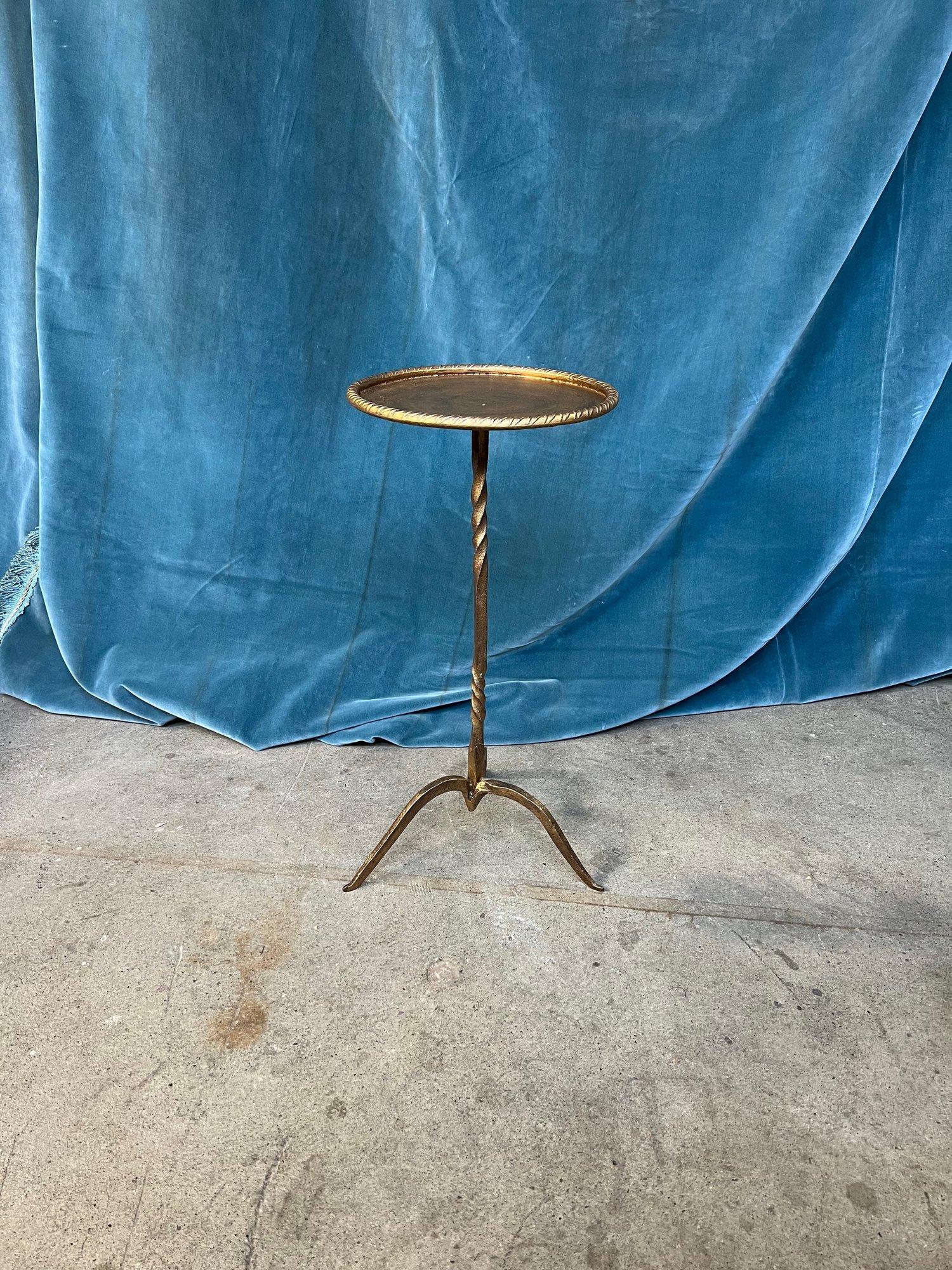 Espagnol Petite table à boissons en métal de style moderne du milieu du siècle dernier avec pieds pointus en vente
