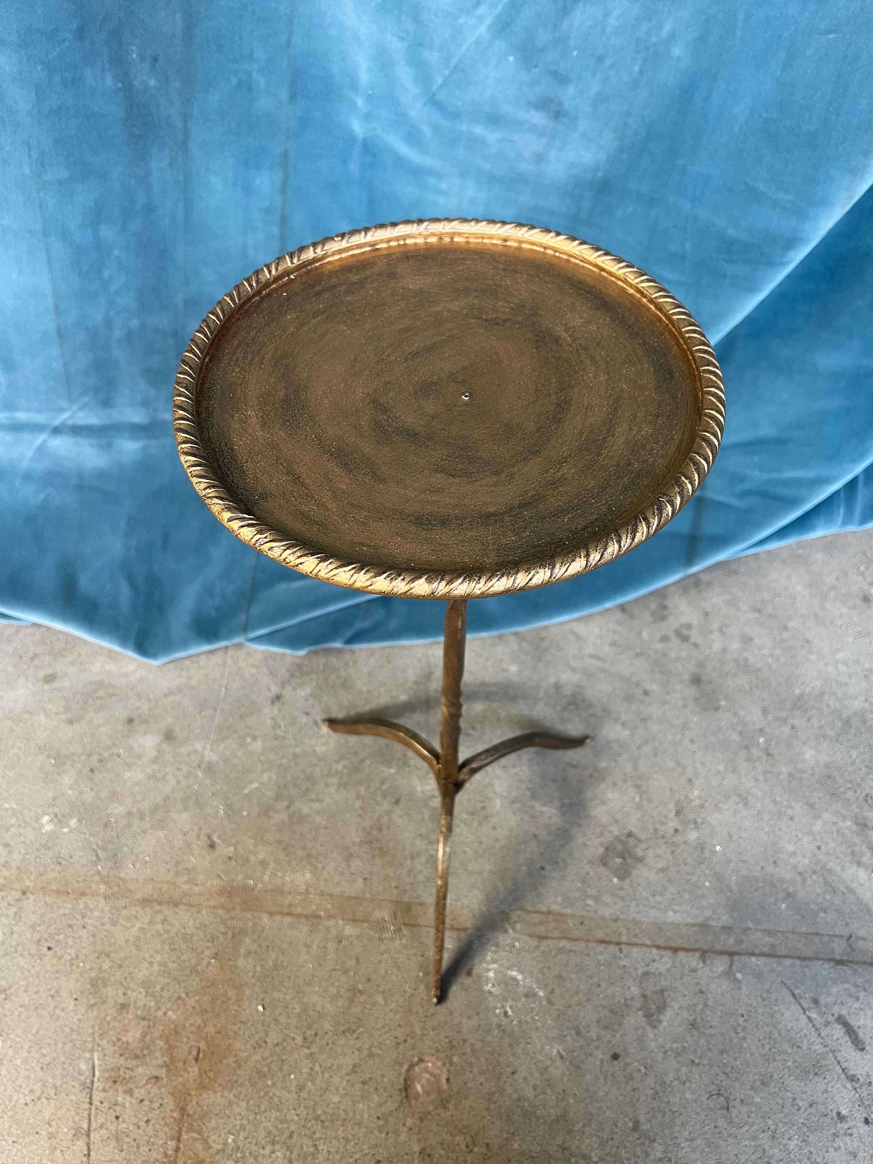 Small Mid Century Modern Style Metal Drinks Table with Pointed Feet In Good Condition For Sale In Buchanan, NY