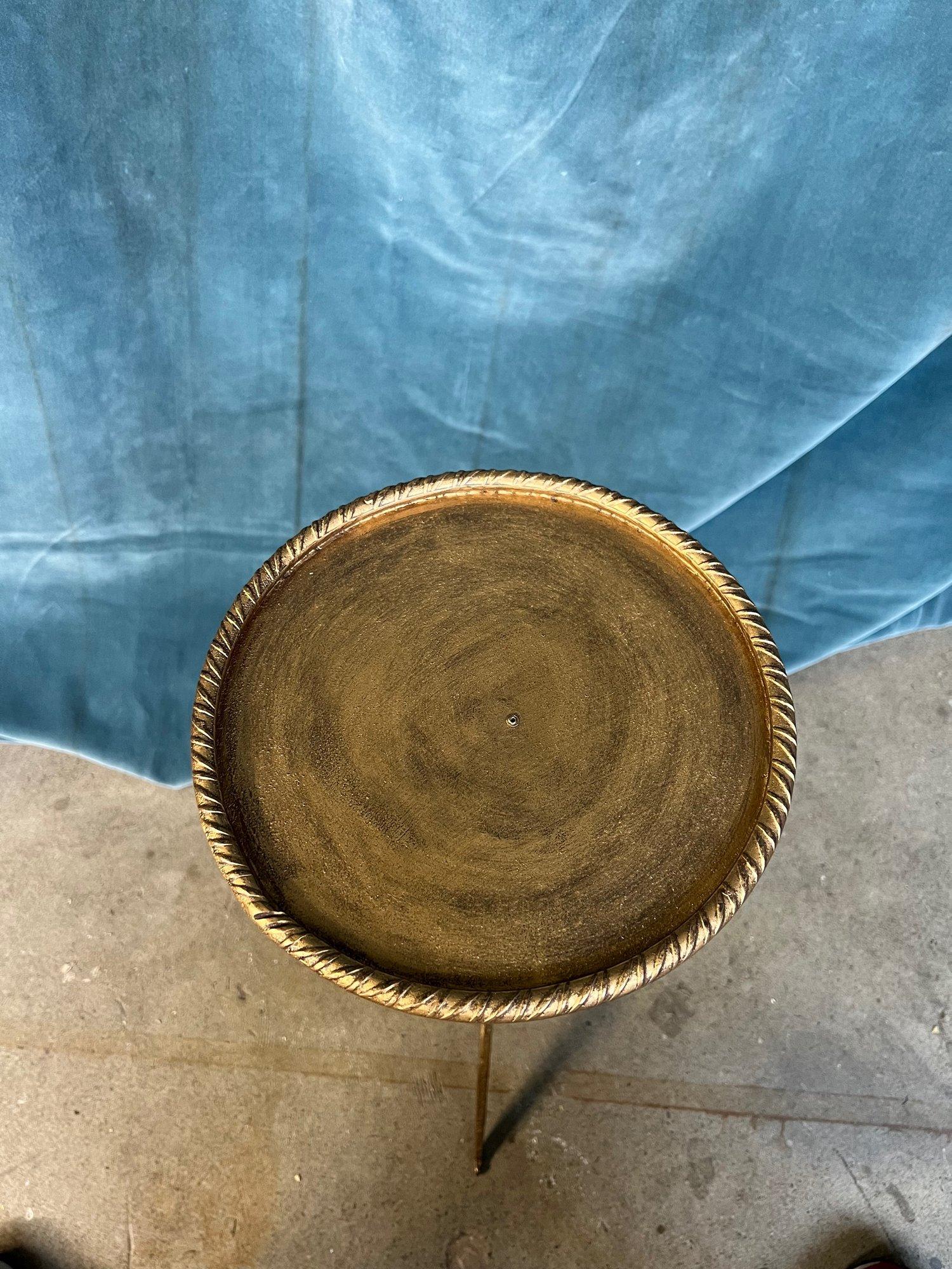 XXIe siècle et contemporain Petite table à boissons en métal de style moderne du milieu du siècle dernier avec pieds pointus en vente