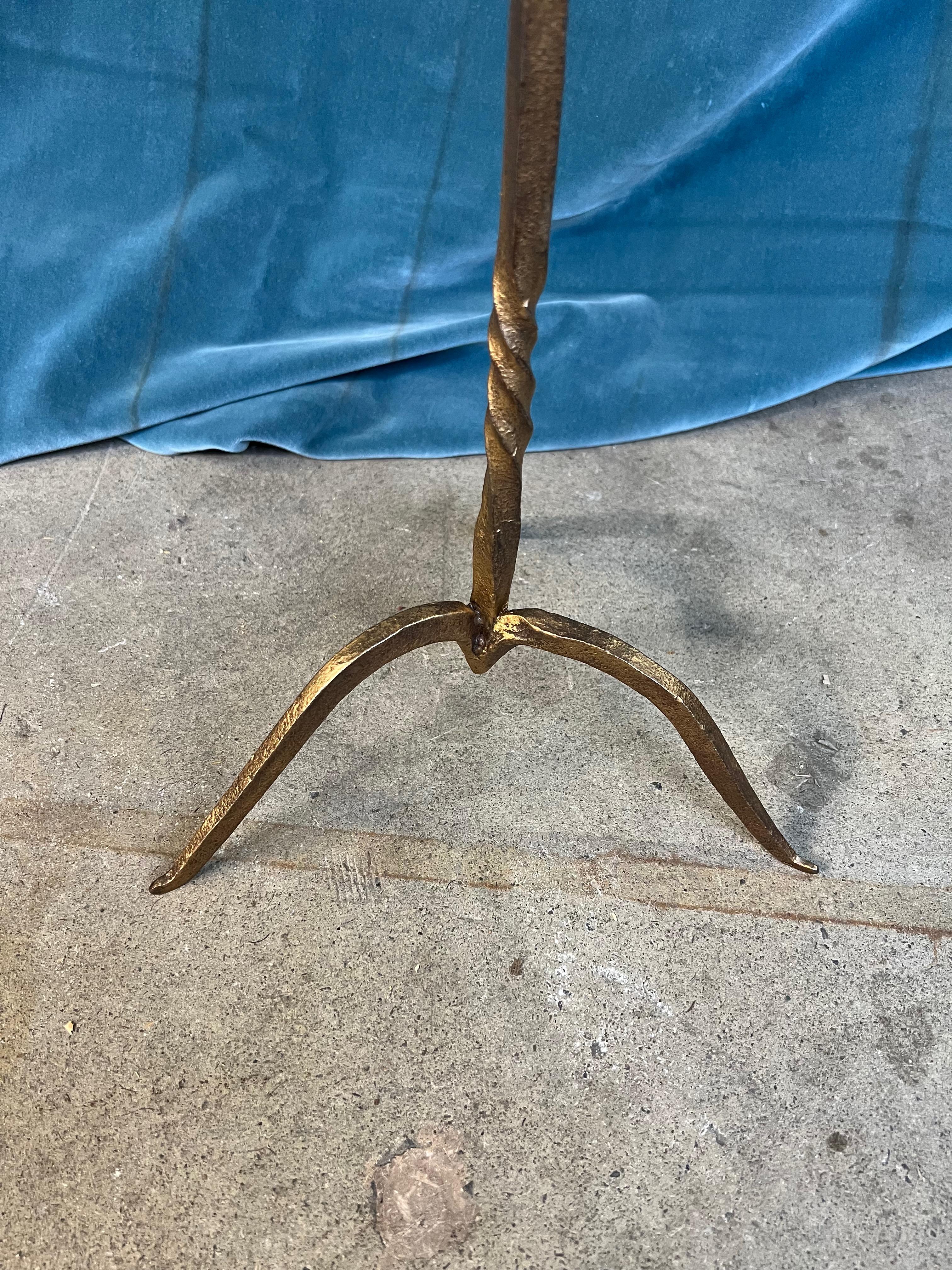 XXIe siècle et contemporain Petite table à boissons en métal de style moderne du milieu du siècle dernier avec pieds pointus en vente