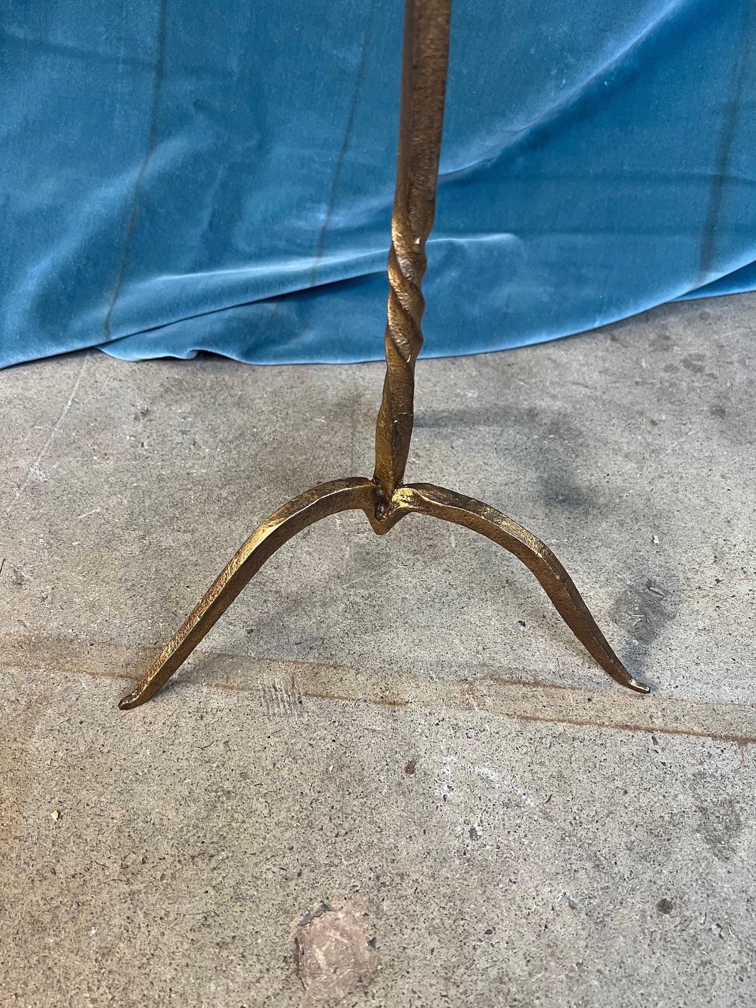 Petite table à boissons en métal de style moderne du milieu du siècle dernier avec pieds pointus en vente 2