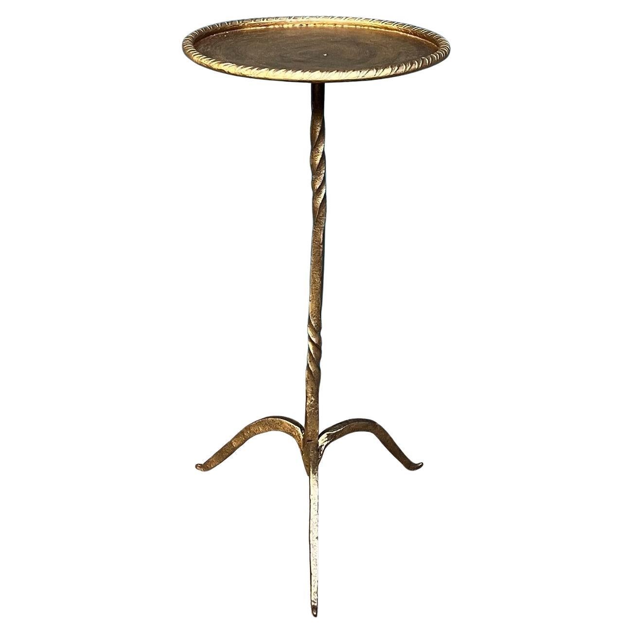 Petite table à boissons en métal de style moderne du milieu du siècle dernier avec pieds pointus en vente