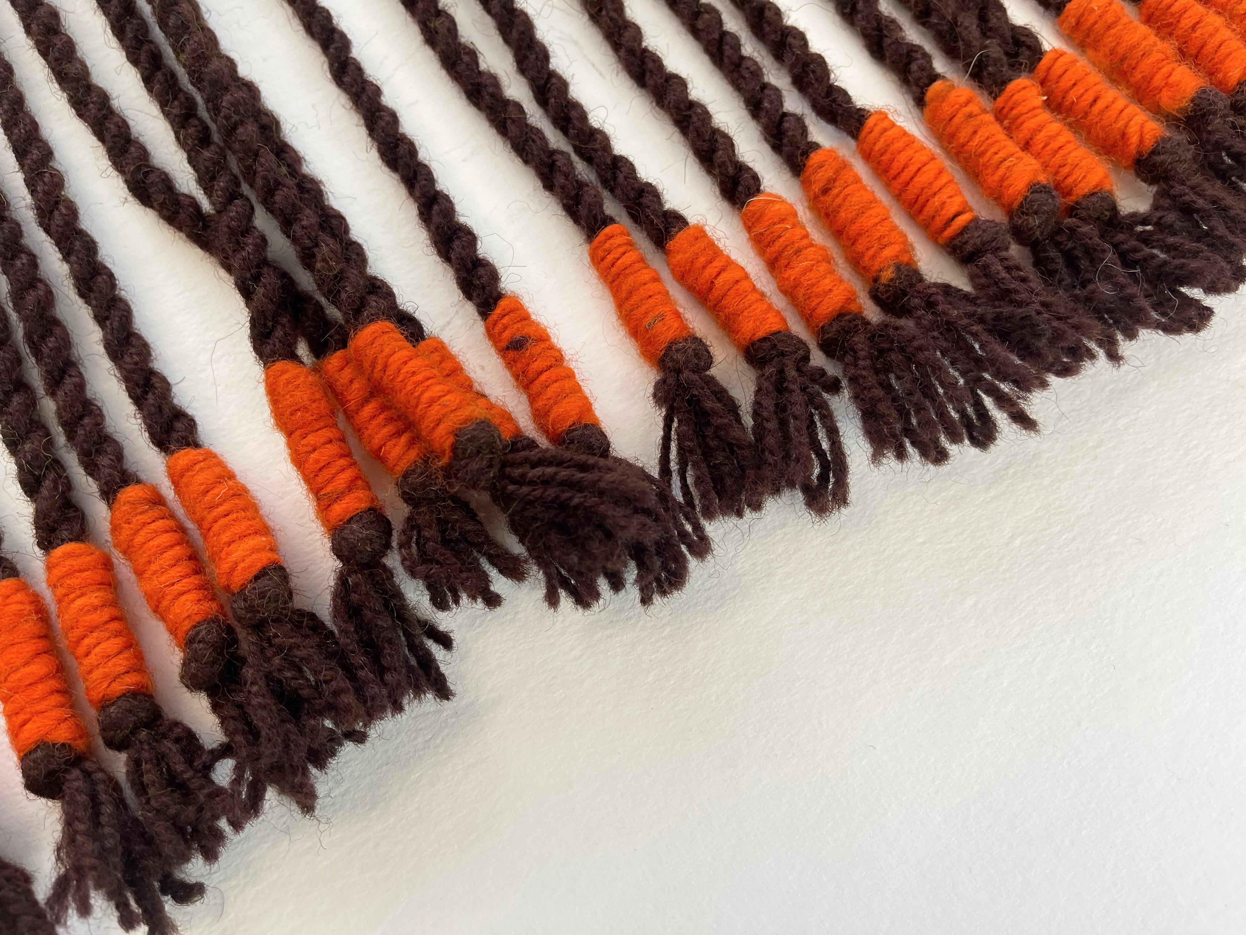 Petit Kilim Sumak moderne du milieu du siècle, Pologne dans des couleurs chaudes et terreuses, Verger Bon état - En vente à Andernach, DE