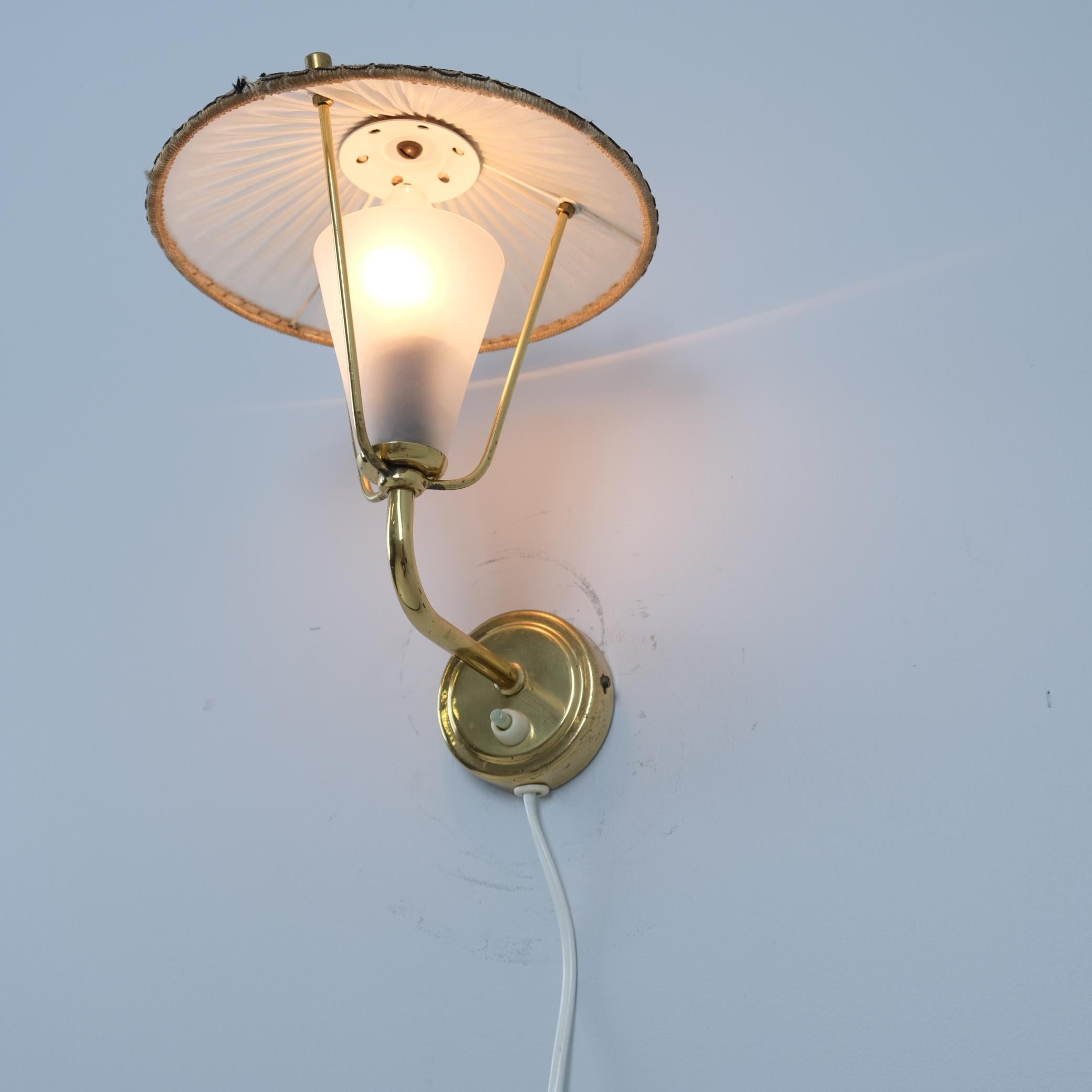 Petite lampe murale The Moderns Modernity Modèle 2335, Finlande années 1950 en vente 3