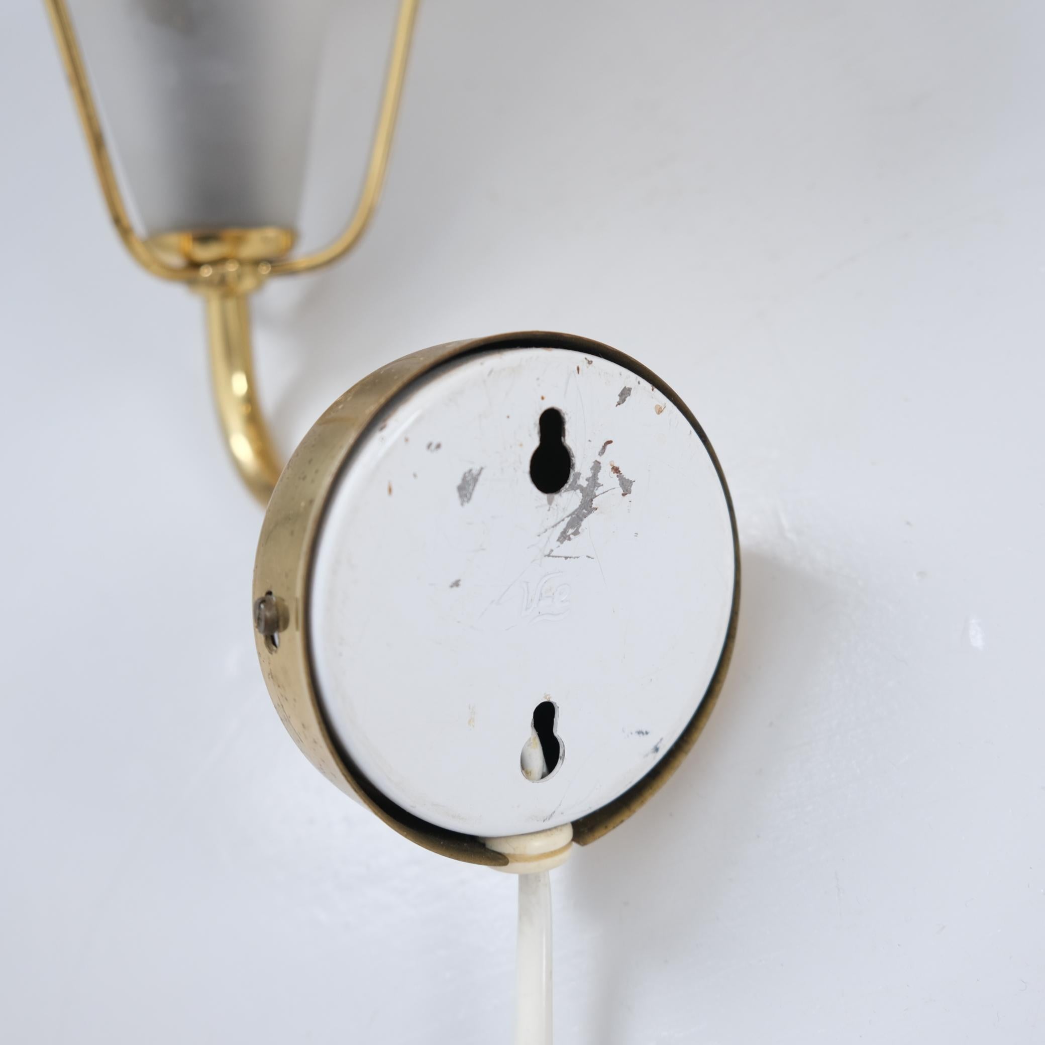 Petite lampe murale The Moderns Modernity Modèle 2335, Finlande années 1950 en vente 4