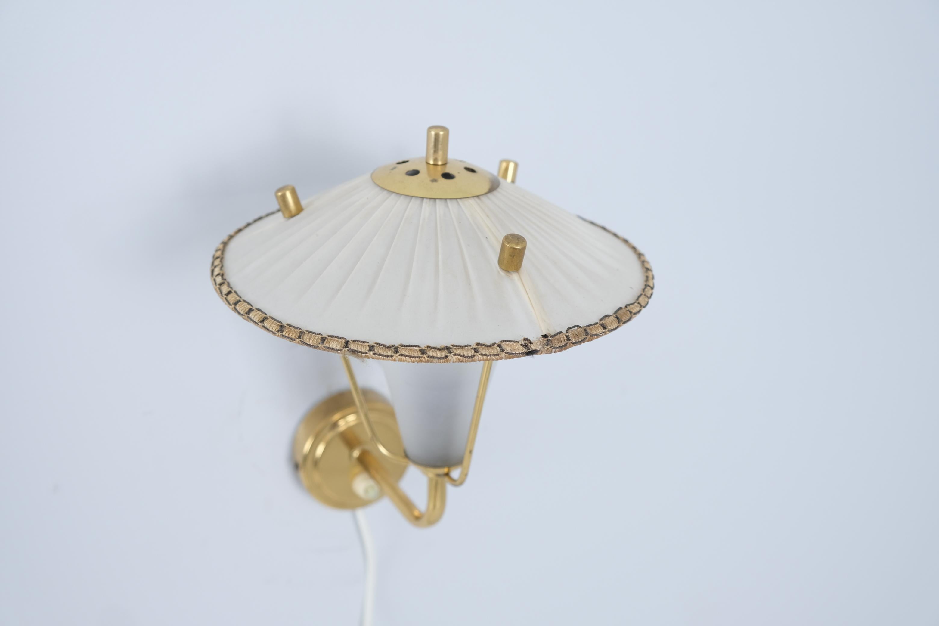 Petite lampe murale The Moderns Modernity Modèle 2335, Finlande années 1950 en vente 5