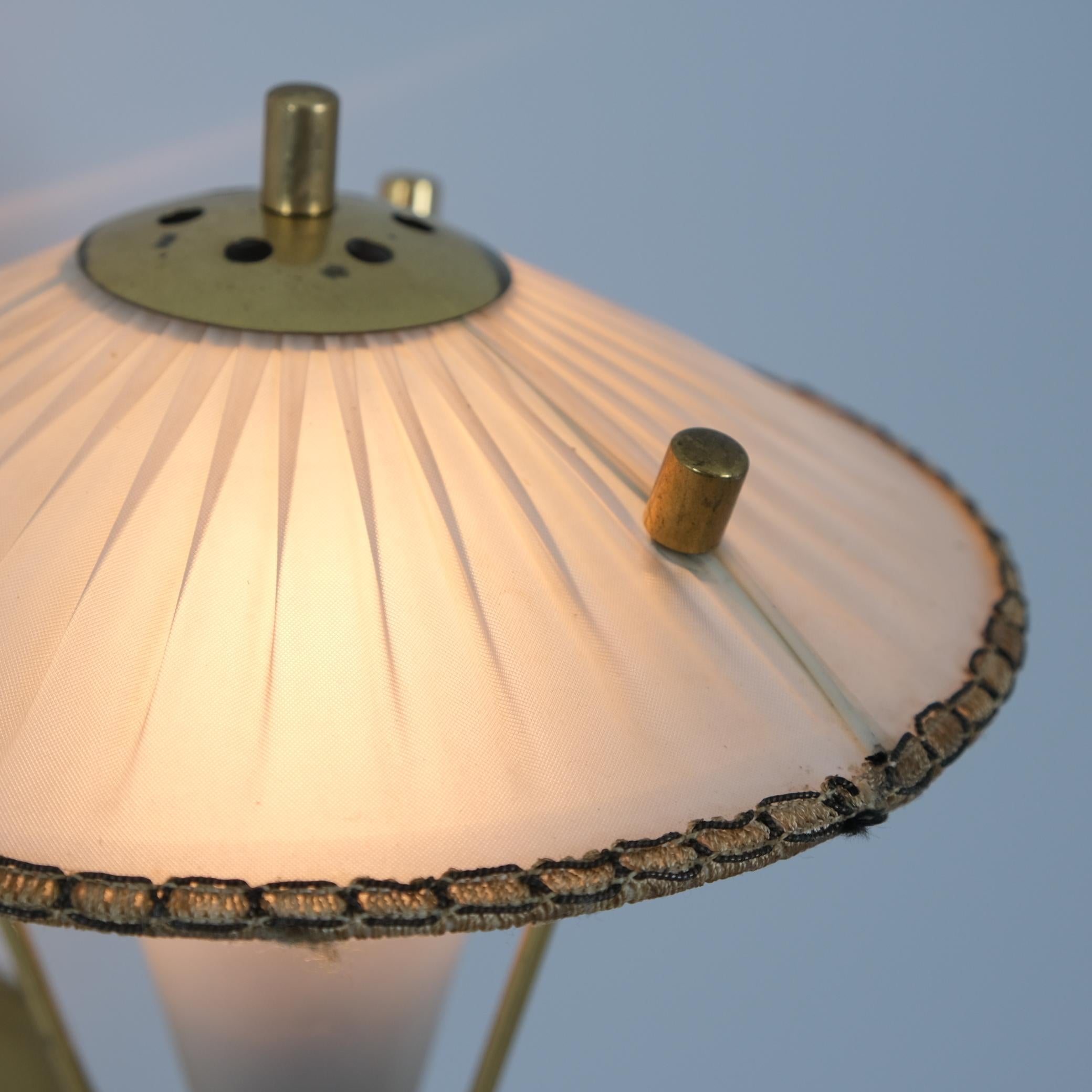 Petite lampe murale The Moderns Modernity Modèle 2335, Finlande années 1950 Bon état - En vente à Helsinki, FI