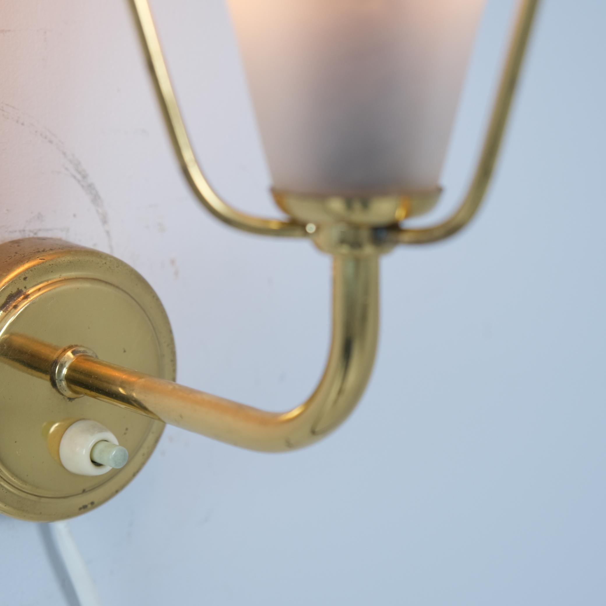Petite lampe murale The Moderns Modernity Modèle 2335, Finlande années 1950 en vente 1