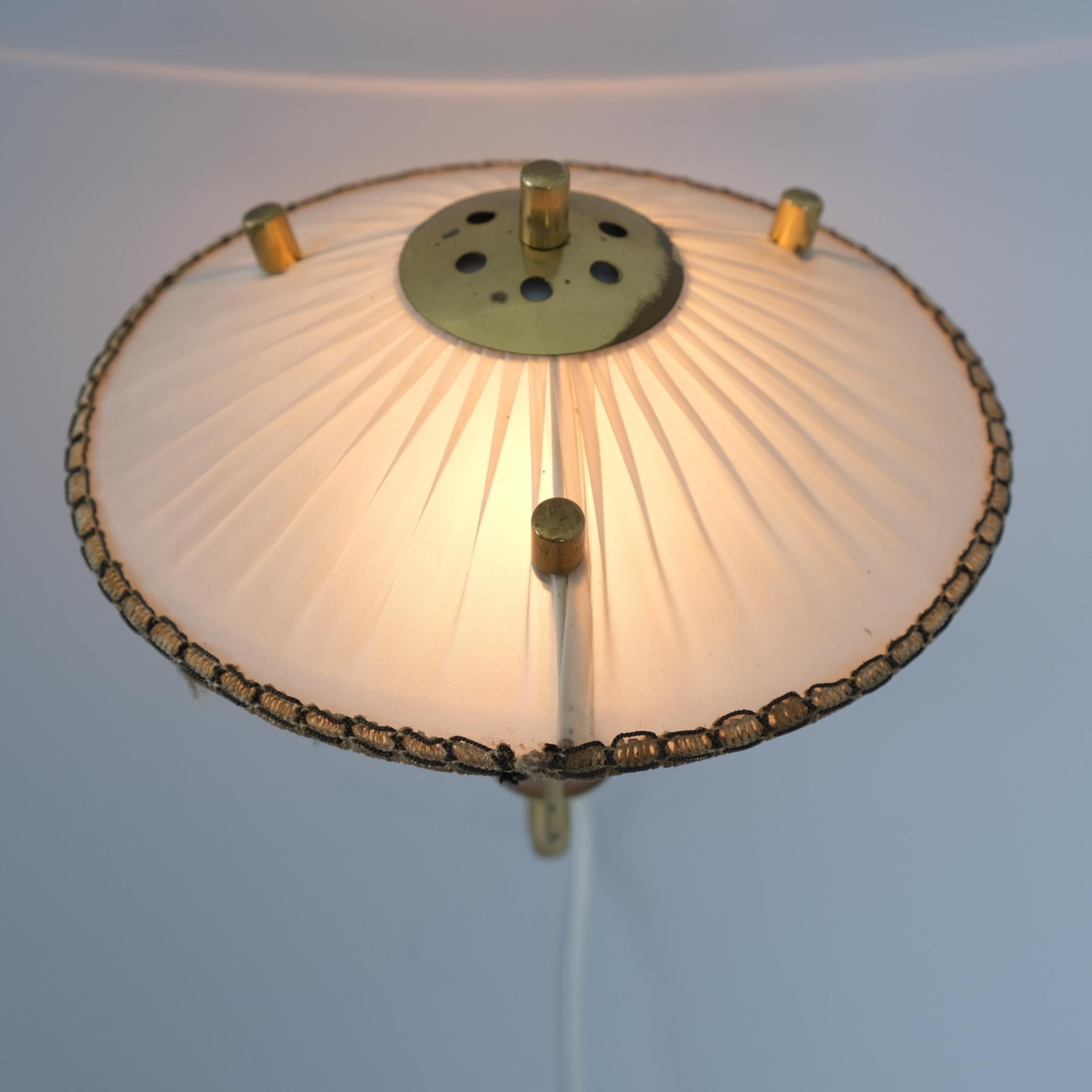 Petite lampe murale The Moderns Modernity Modèle 2335, Finlande années 1950 en vente 2