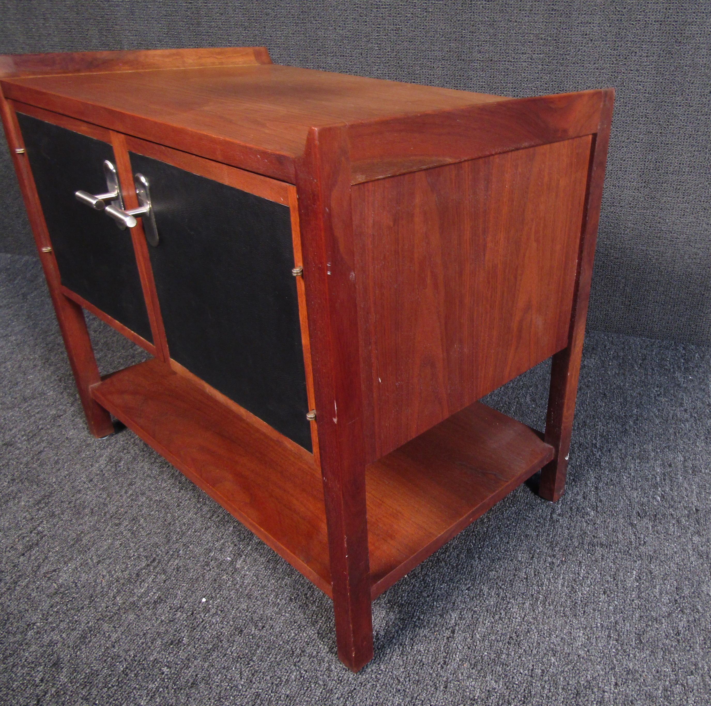 Small Mid-Century Modern Walnut Side Cabinet For Sale 1