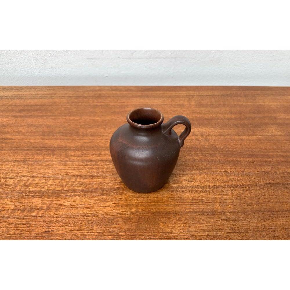 Piccolo vaso a caraffa Nubia di metà secolo di Ceramono, anni '60, in ottime condizioni. Disegnato tra il 1960 e il 1969 Questo pezzo ha un marchio di attribuzioneÈ completamente autentico 

Informazioni aggiuntive:
Materiali: Ceramica
Stili: