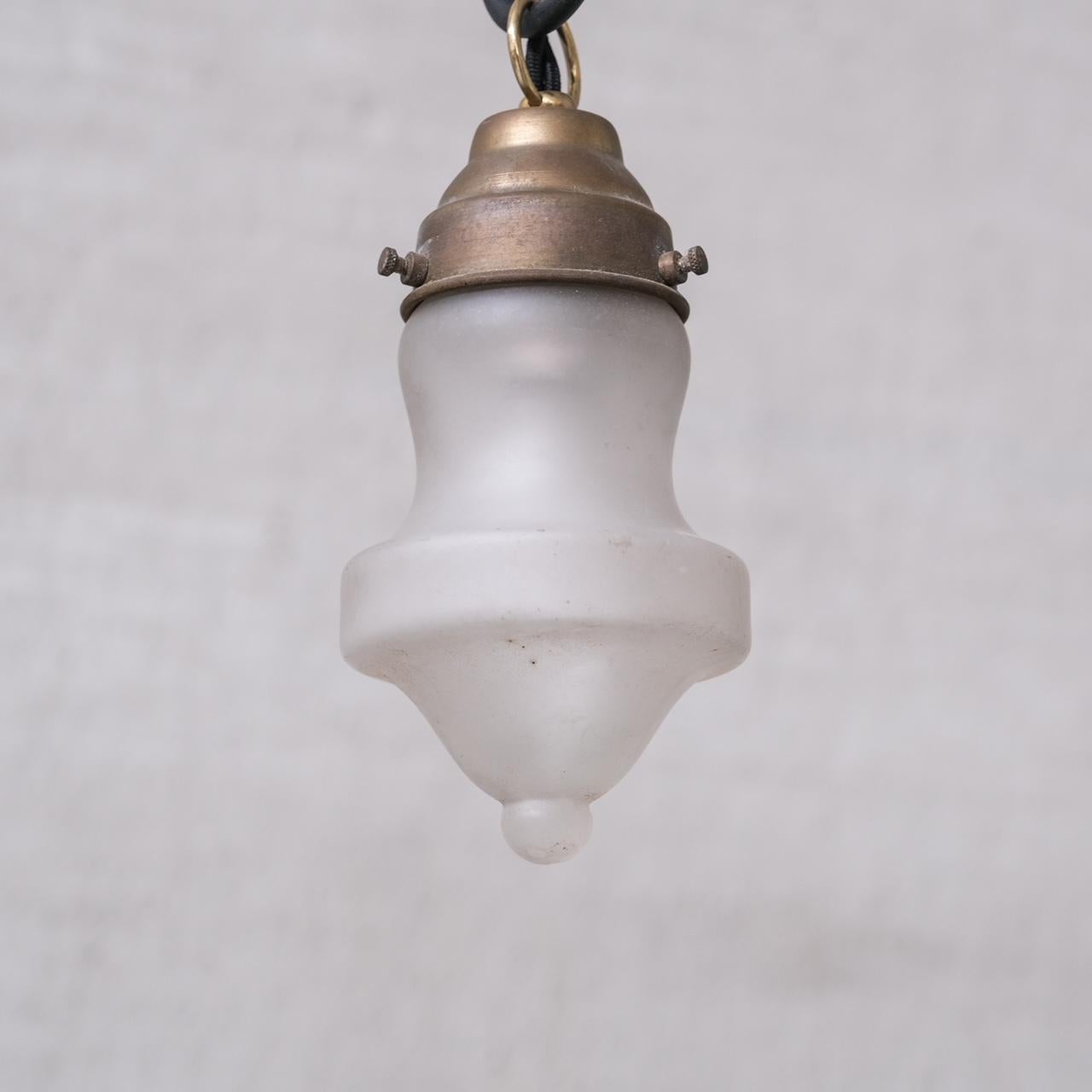 Ottone Piccole luci a sospensione in vetro opaco e ottone di metà secolo (4 disponibili) in vendita