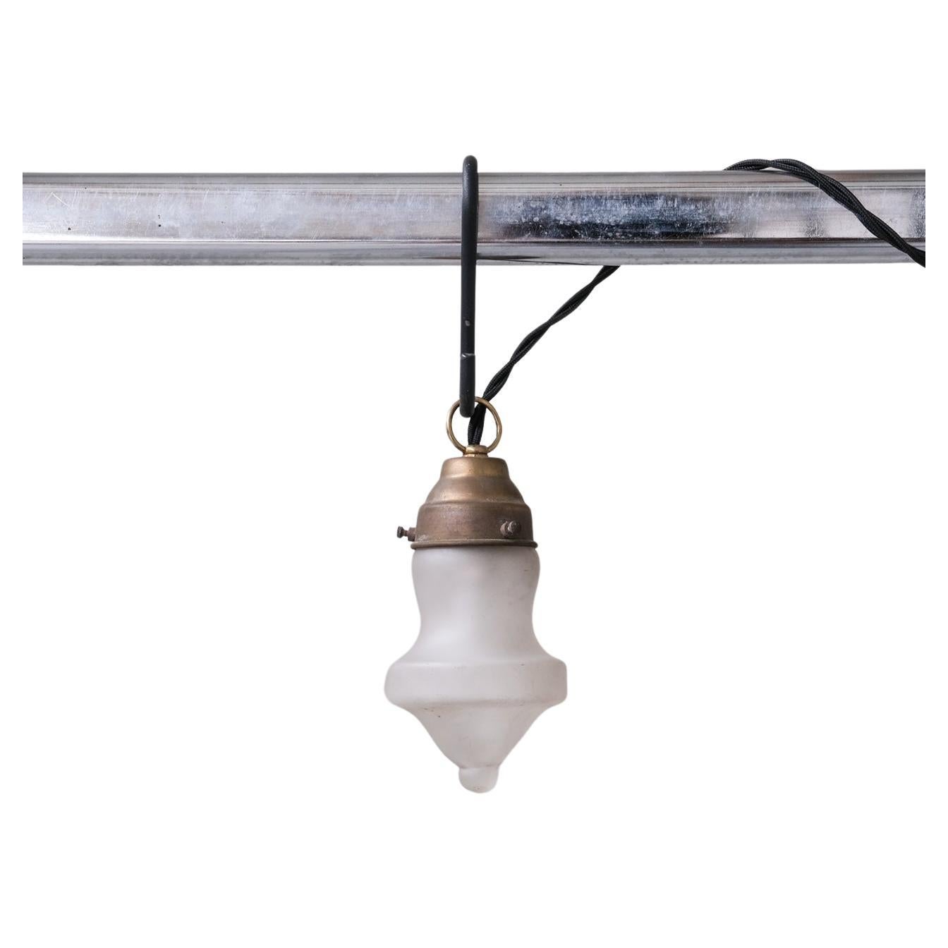 Petites lampes suspendues en verre opaque et laiton du milieu du siècle (4 disponibles)