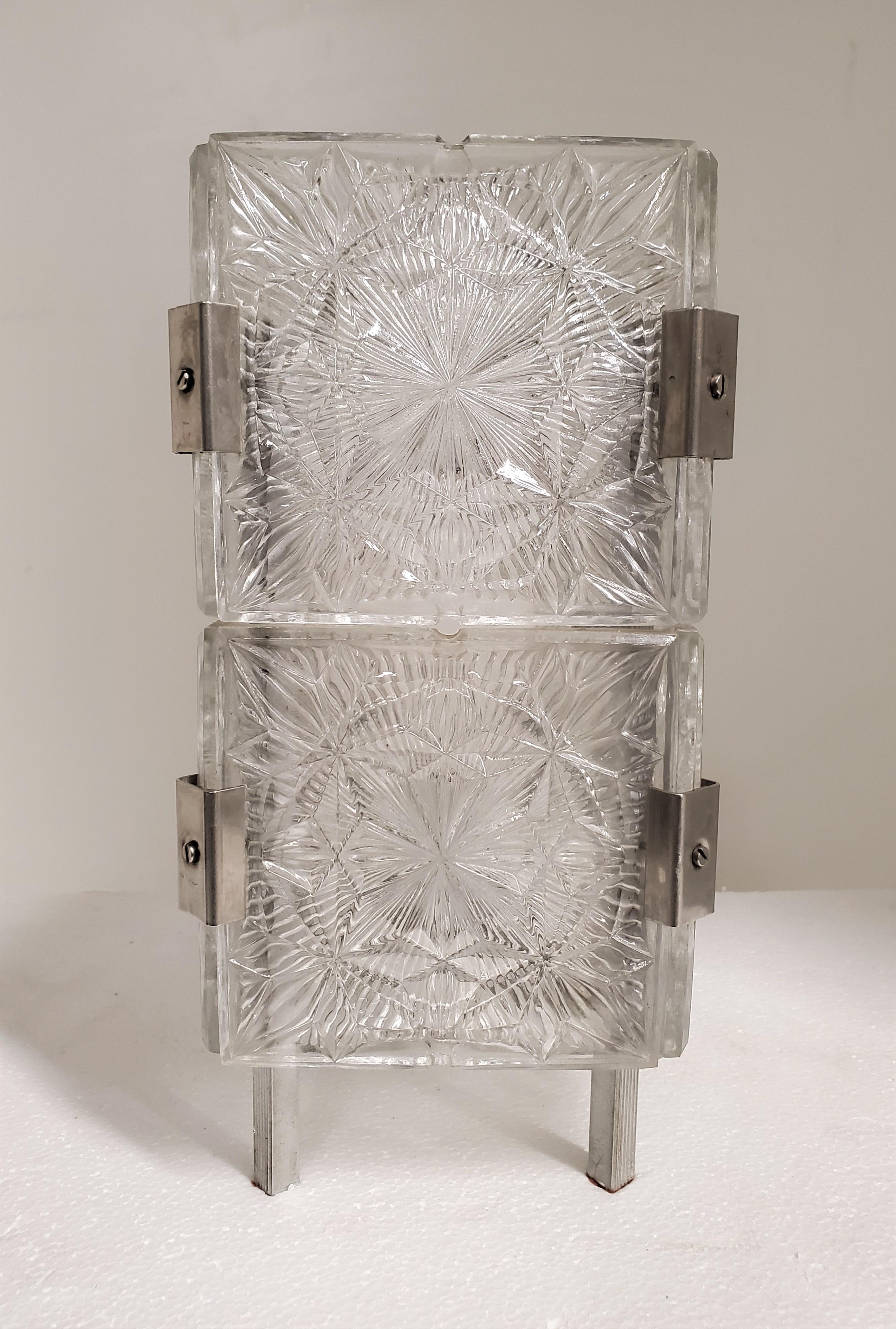 Pequeña Lámpara de Sobremesa / Luz de Noche Original de Mediados de Siglo en Cristal con Clips Niquelados Moderno de mediados de siglo en venta