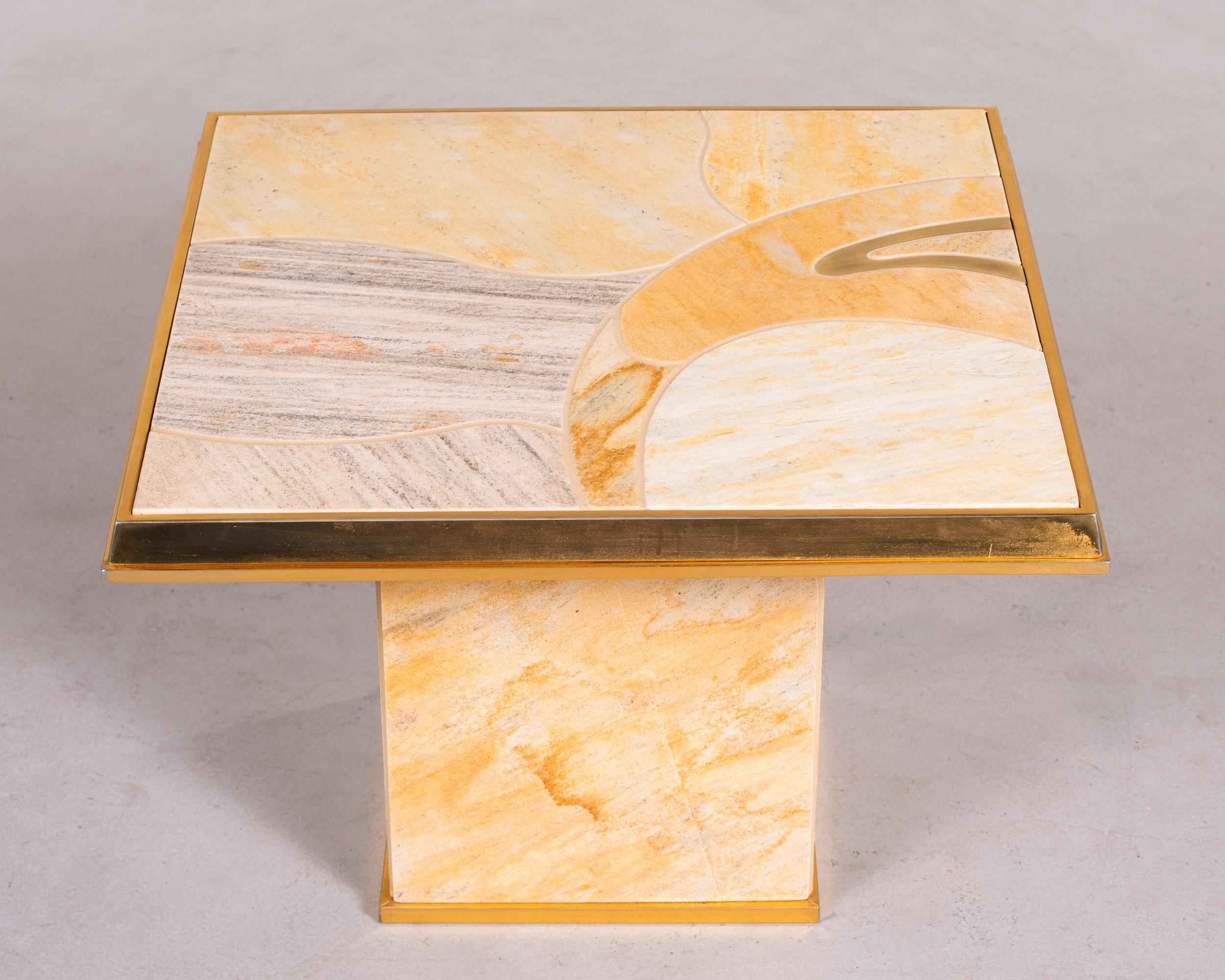 Petite table en porcelaine et laiton du milieu du siècle dernier en vente 3