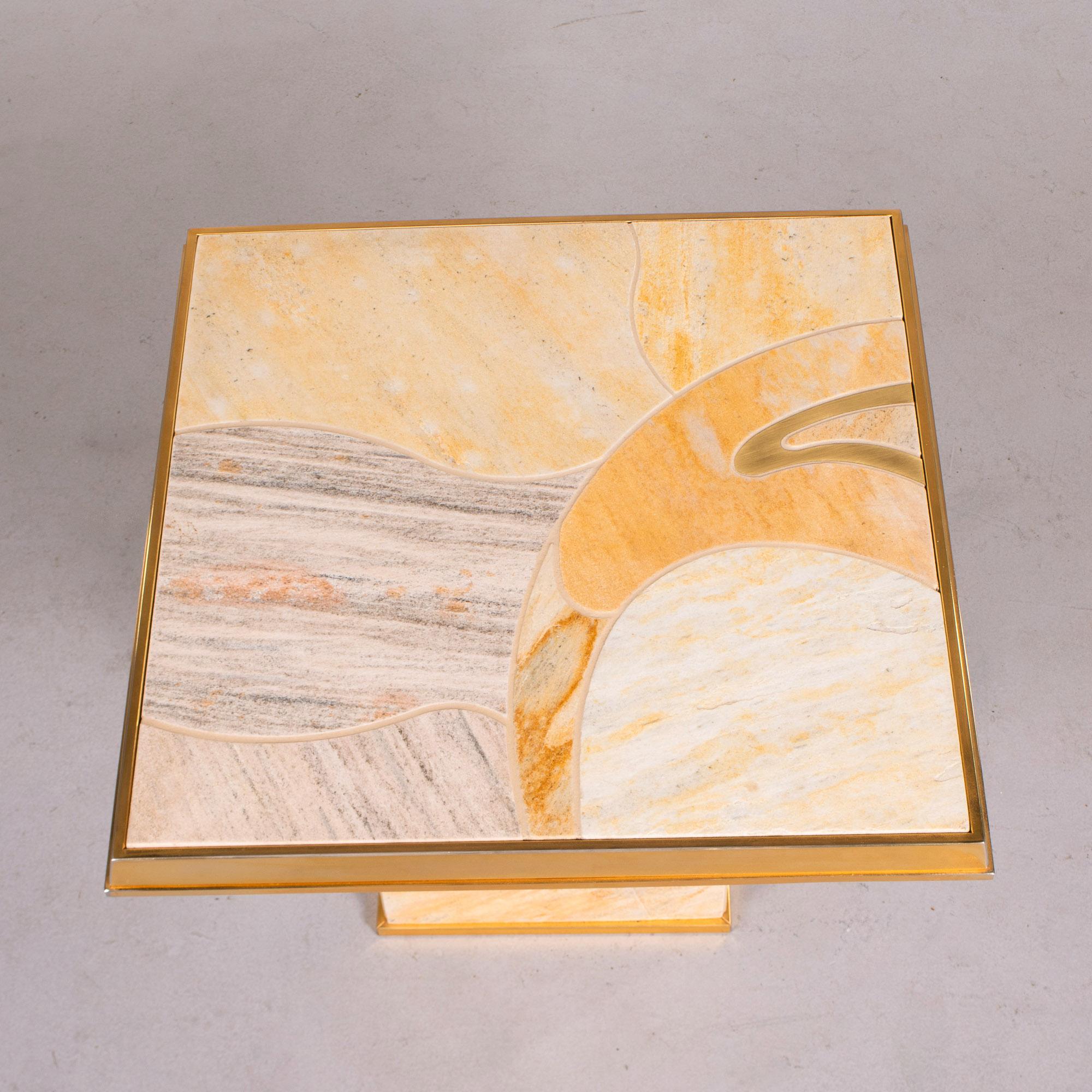 Petite table en porcelaine et laiton du milieu du siècle dernier en vente 4