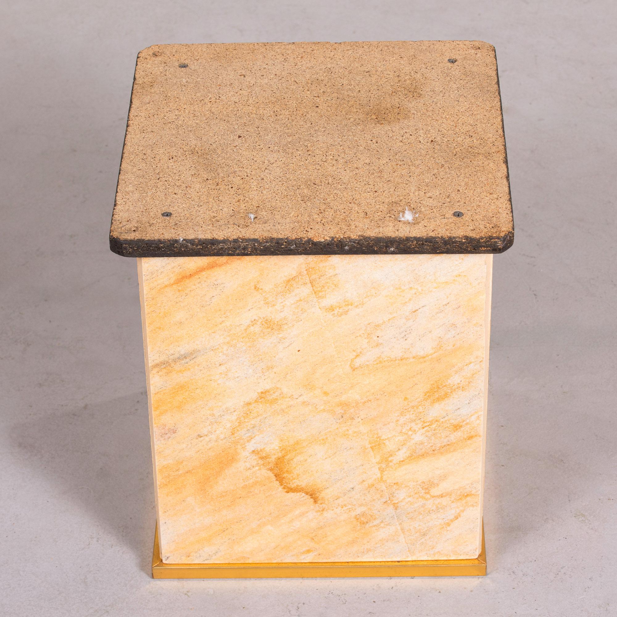 Petite table en porcelaine et laiton du milieu du siècle dernier en vente 7