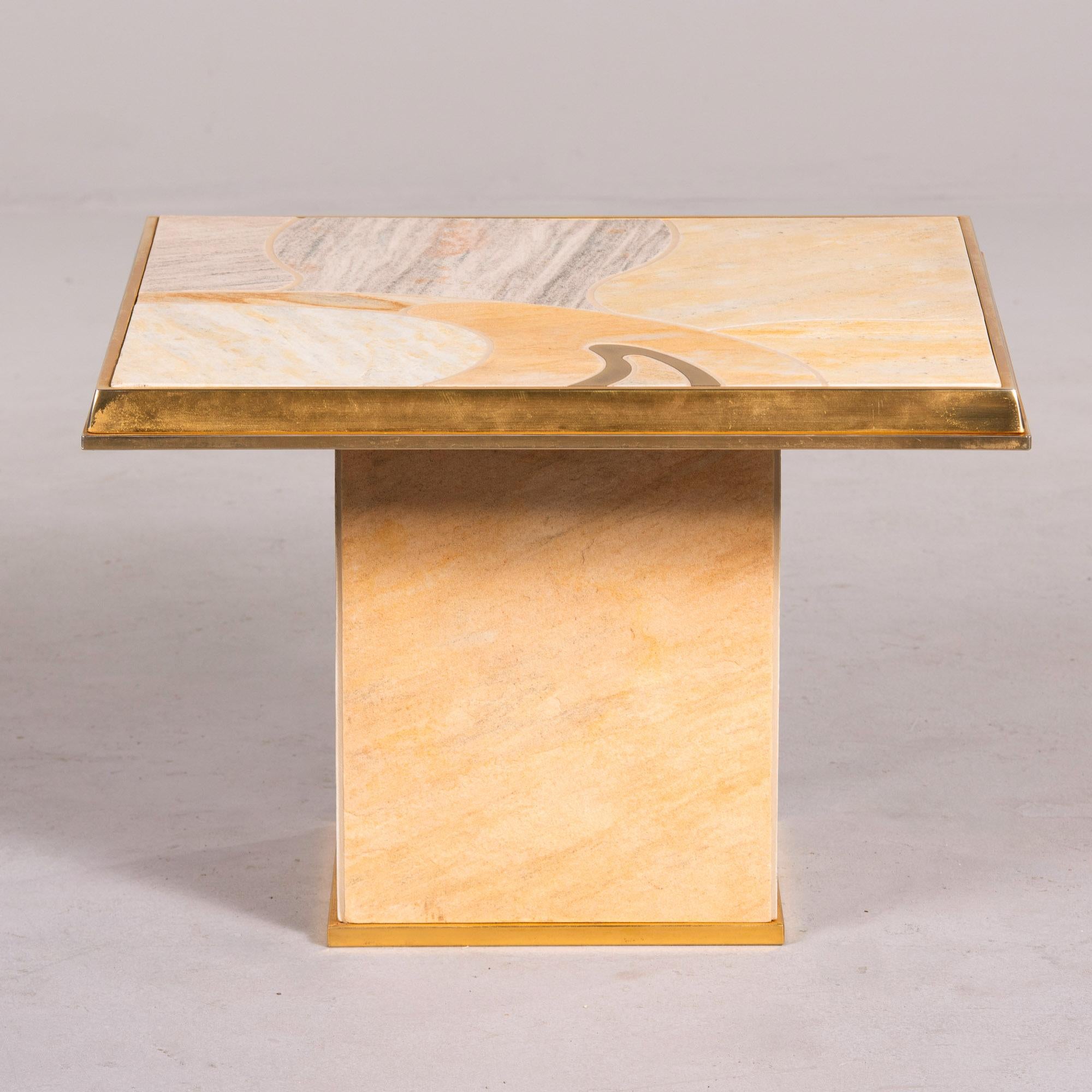 Anglais Petite table en porcelaine et laiton du milieu du siècle dernier en vente