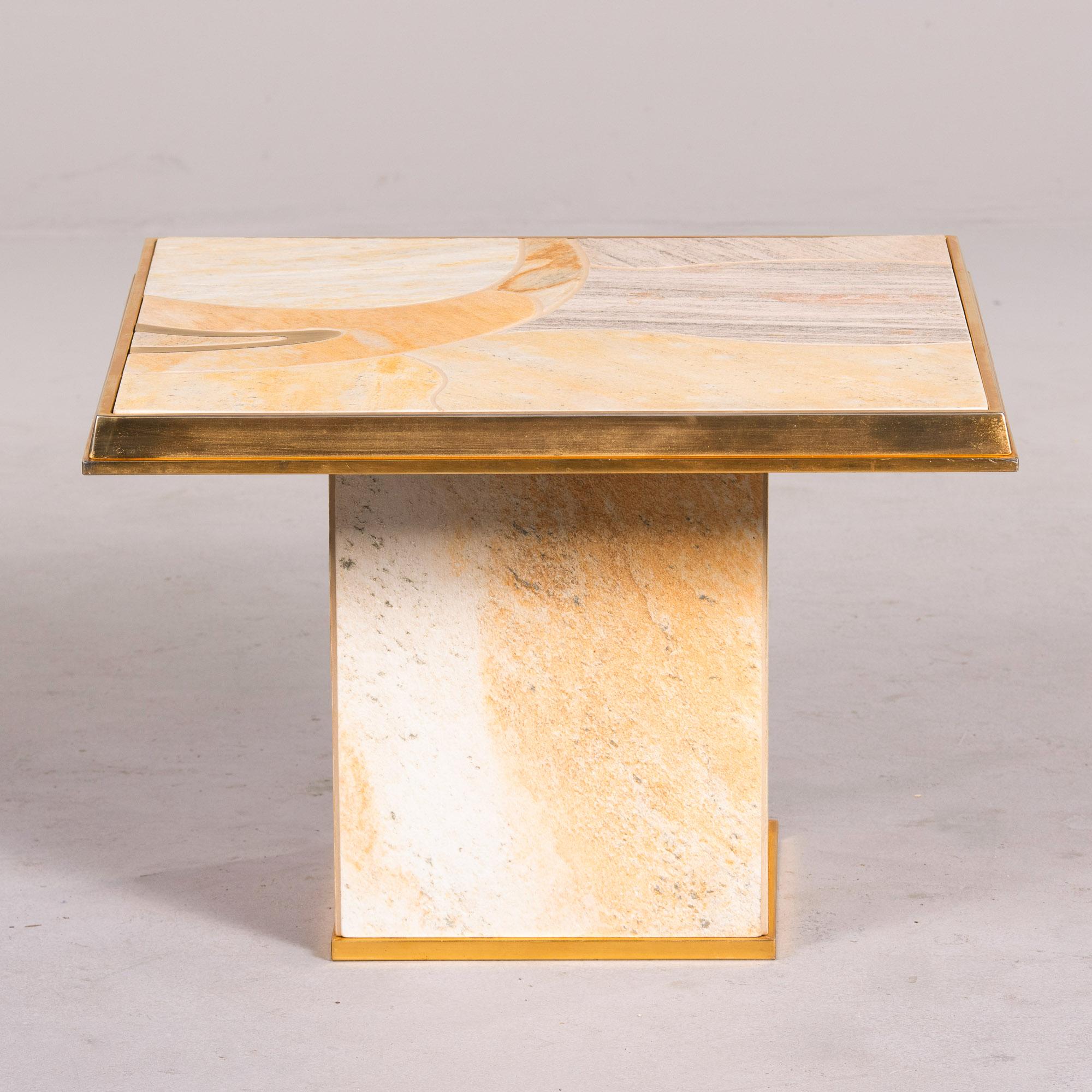 20ième siècle Petite table en porcelaine et laiton du milieu du siècle dernier en vente