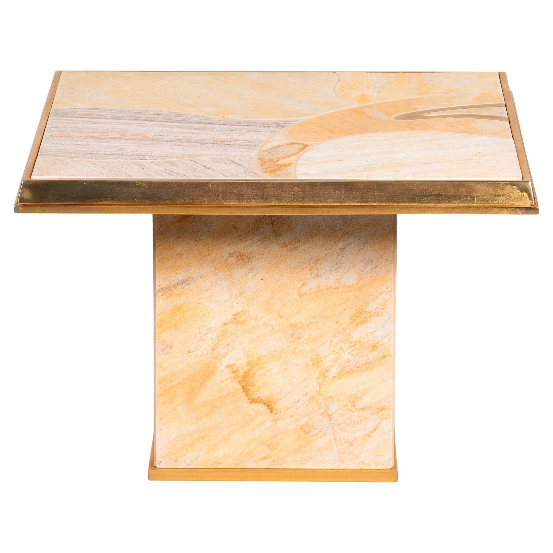 Petite table en porcelaine et laiton du milieu du siècle dernier en vente