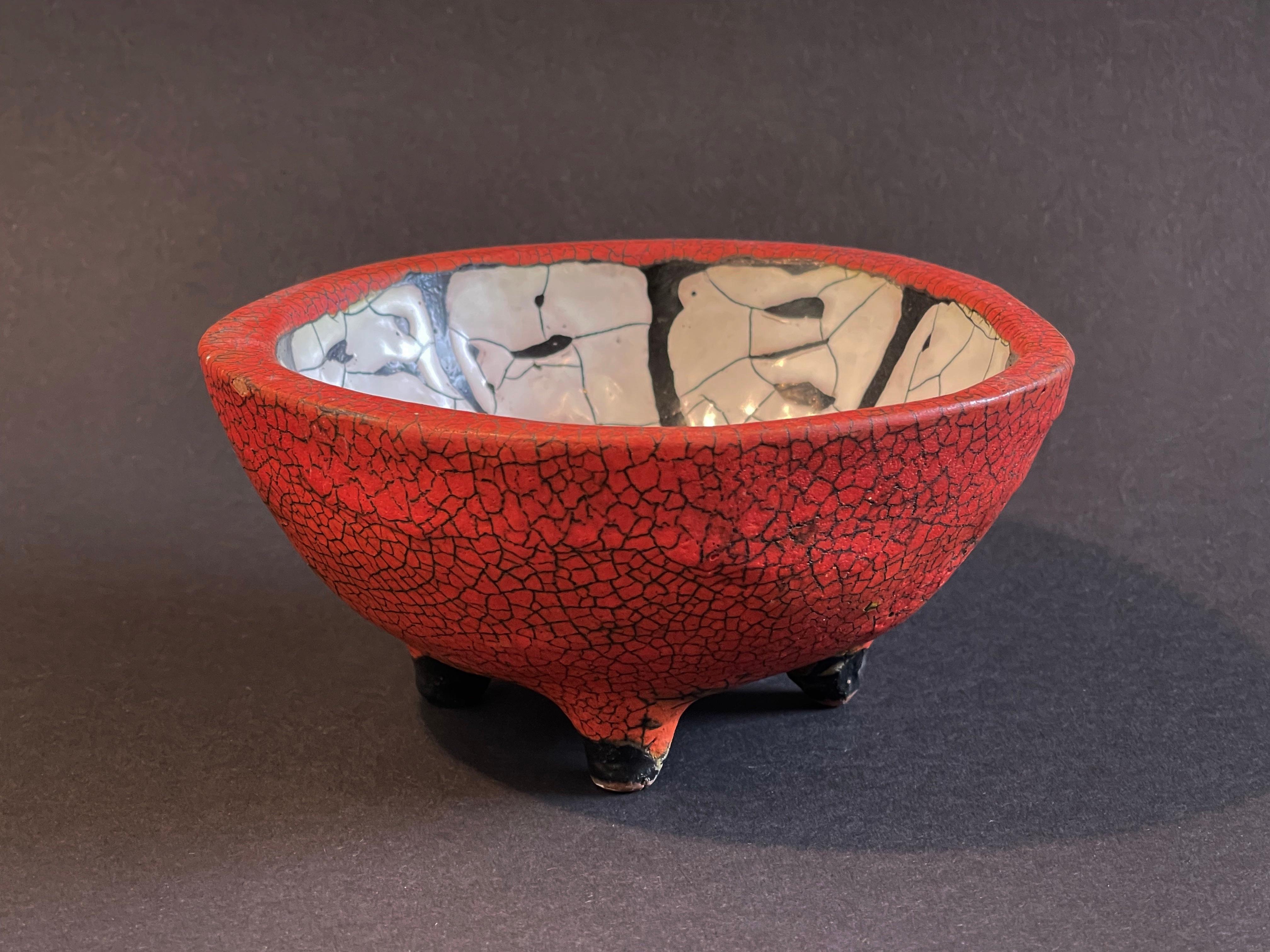 A truly unusual piece of art is this small bowl from ceramic, with rusty red and black Raku glaze at the outside.
The inner reminds of Australian Aboriginal patterns, although I locate it to Germanys 1960s.
The outer comes in a beautiful Japanese