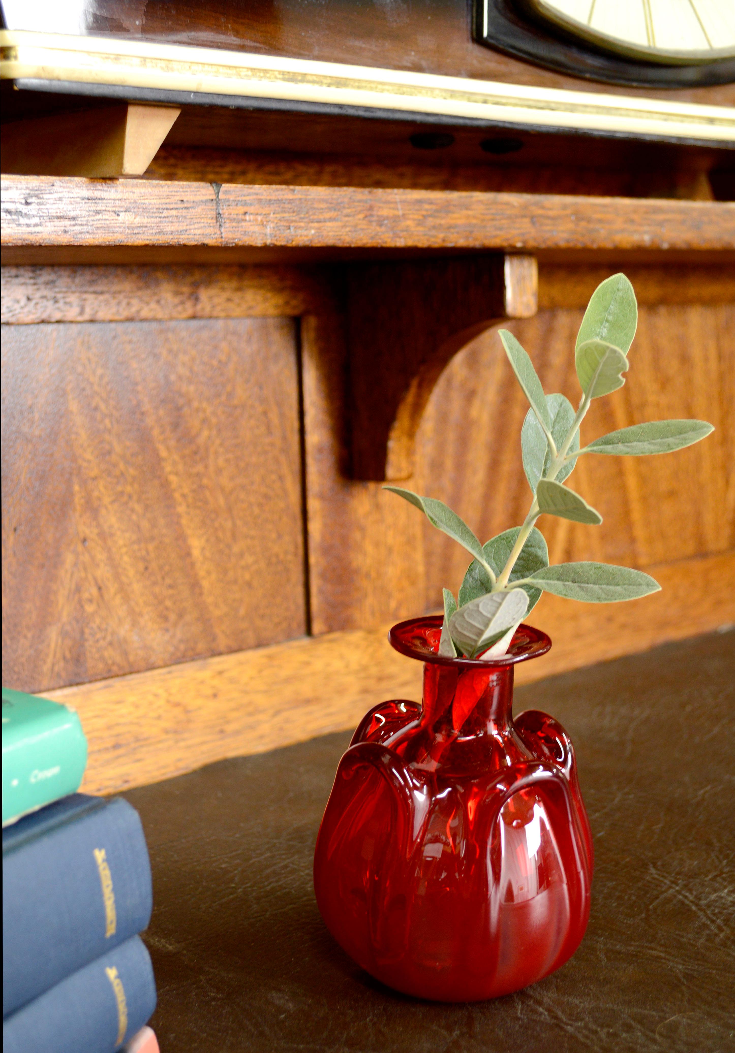 Petit vase à bourgeons en verre de Murano rouge, moderne du milieu du siècle dernier Bon état - En vente à Soquel, CA