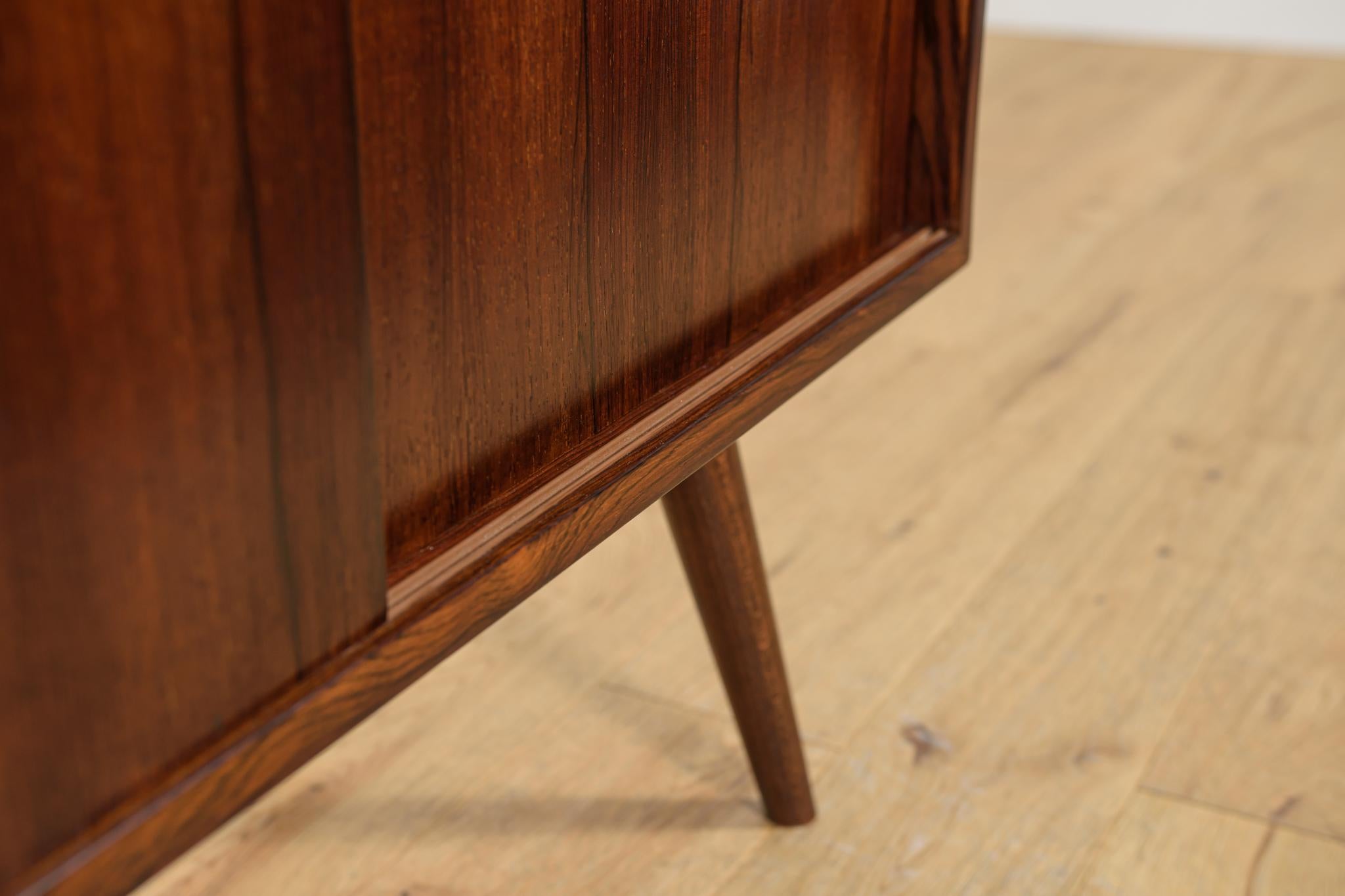 Piccola credenza di metà secolo in palissandro, Danimarca, anni '60 in vendita 5