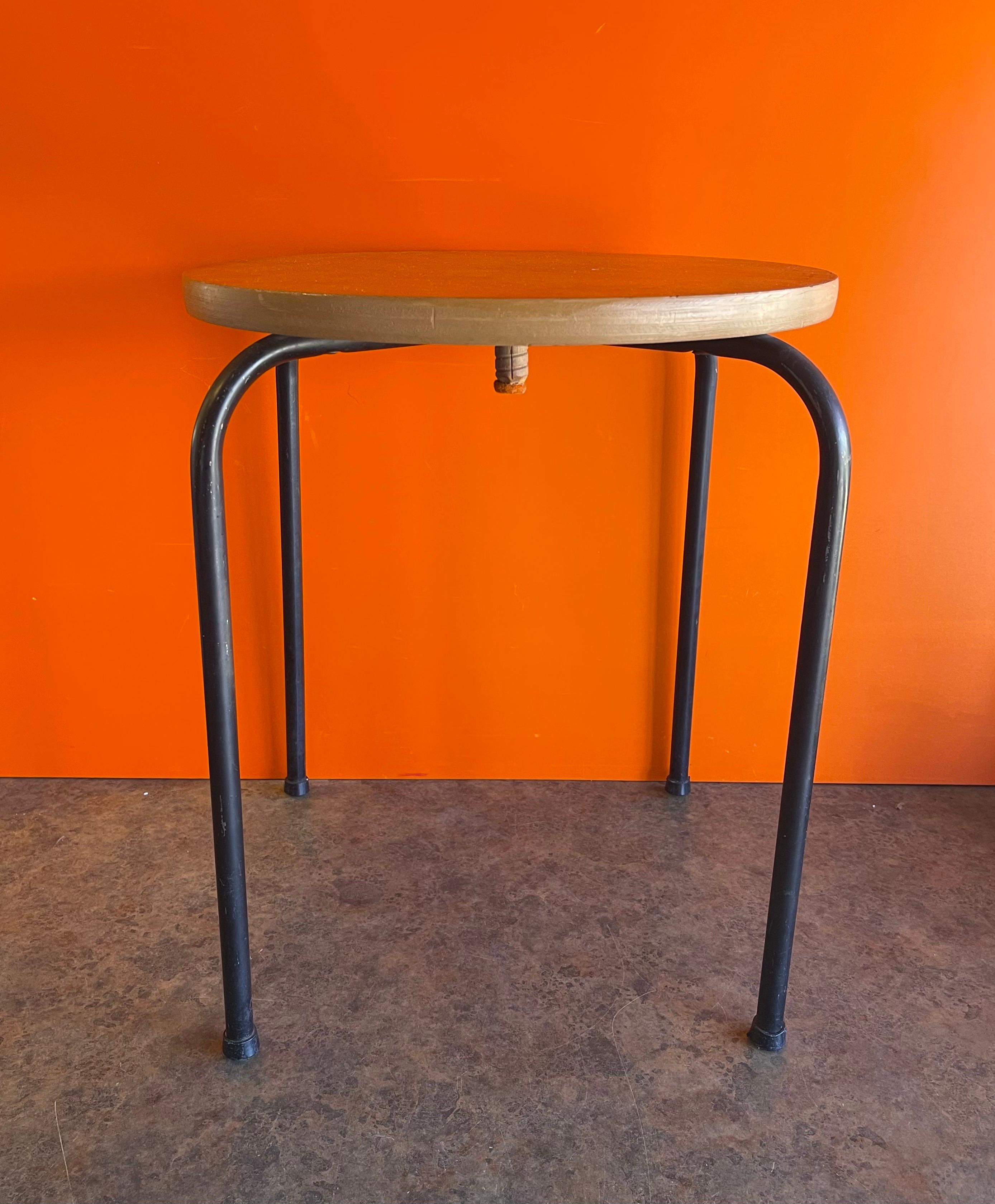 Small Mid-Century Side Table In Good Condition In San Diego, CA