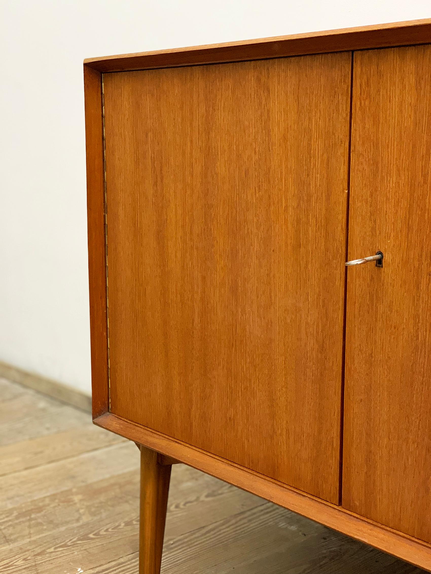 Piccola credenza di metà secolo in teak di Rex Raab per Wilhelm Renz, Germania, anni '60 in vendita 4