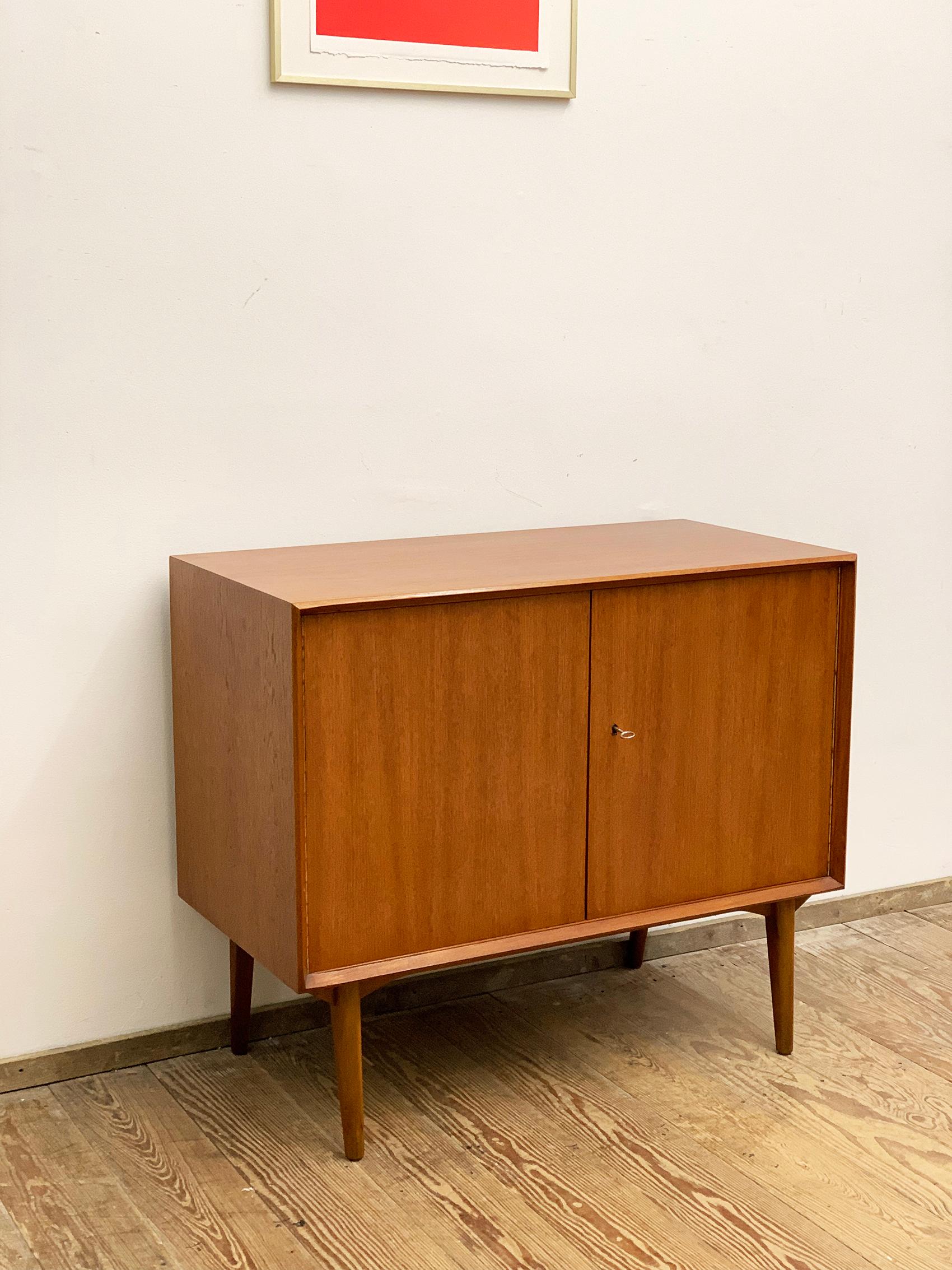 Small Mid-Century Sideboard in Teak by Rex Raab for Wilhelm Renz, Germany, 1960s In Good Condition For Sale In München, Bavaria