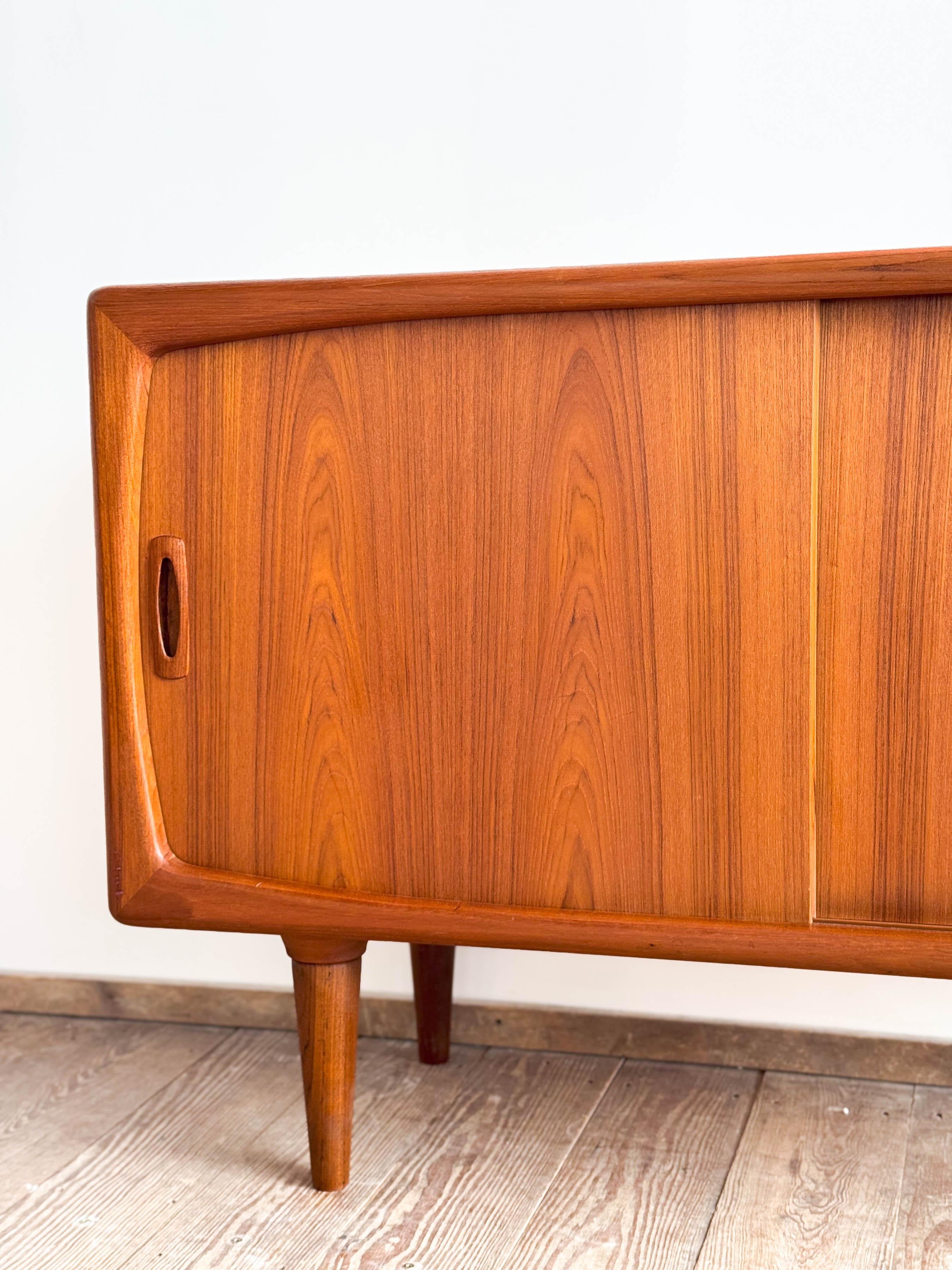 Petit buffet ou crédence du milieu du siècle, design danois en bois de teck par H.P. Hansen en vente 4