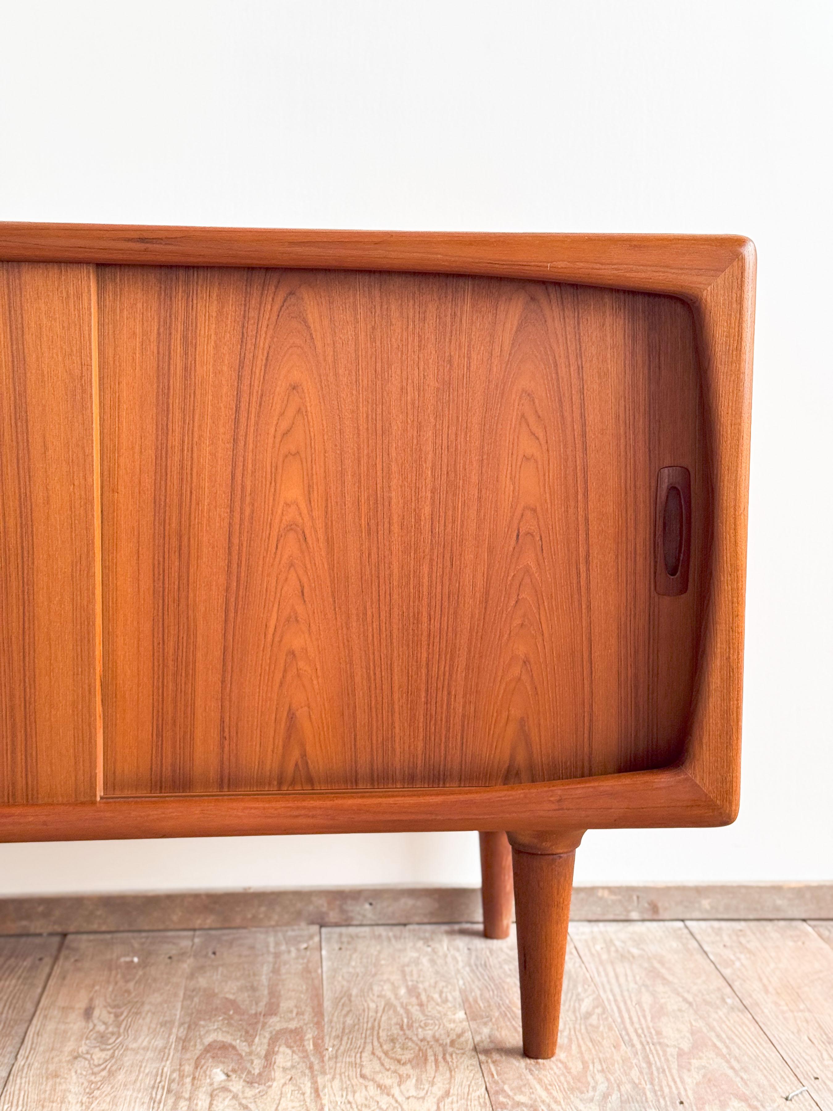 Petit buffet ou crédence du milieu du siècle, design danois en bois de teck par H.P. Hansen en vente 5