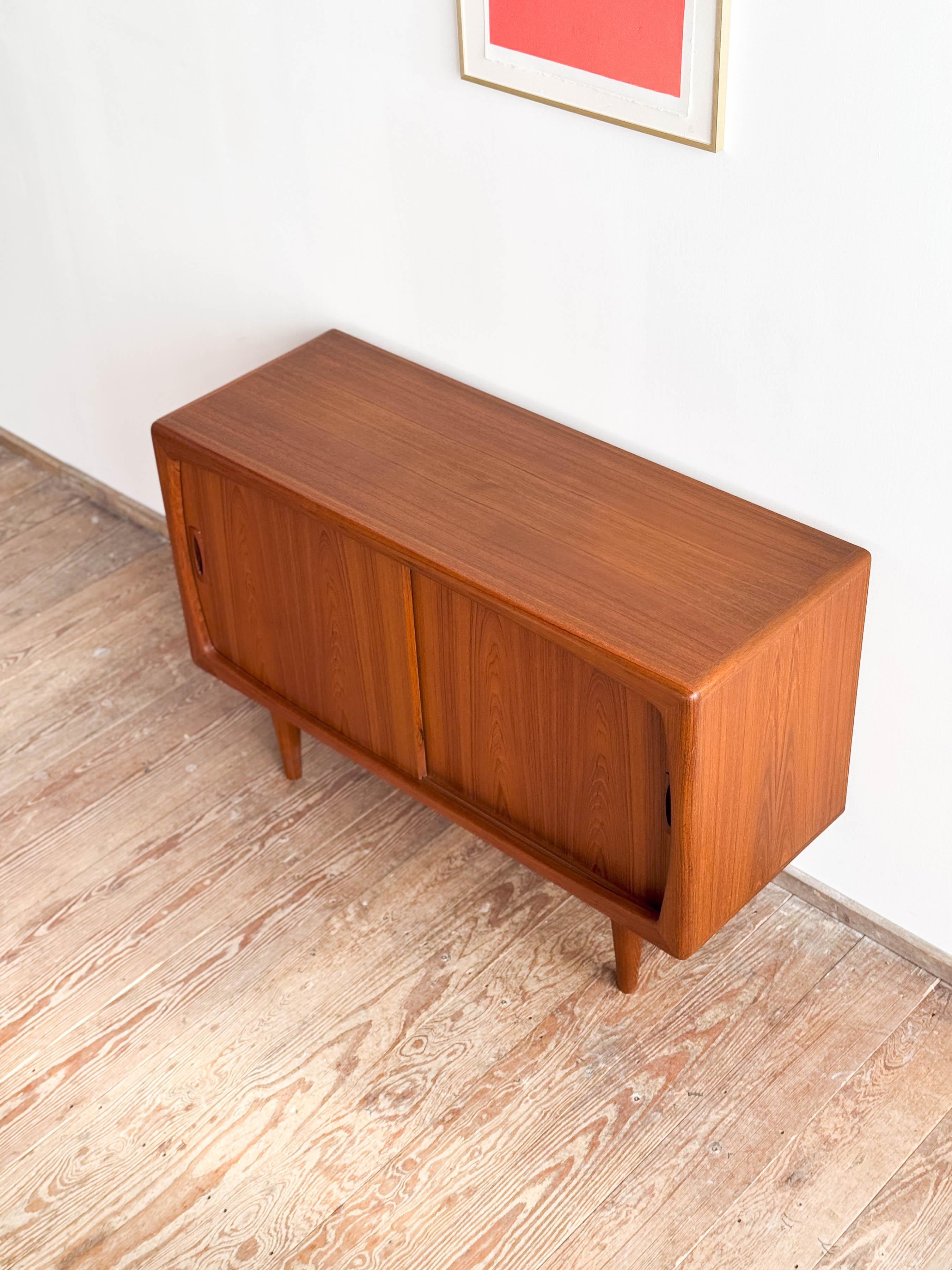 Petit buffet ou crédence du milieu du siècle, design danois en bois de teck par H.P. Hansen en vente 6