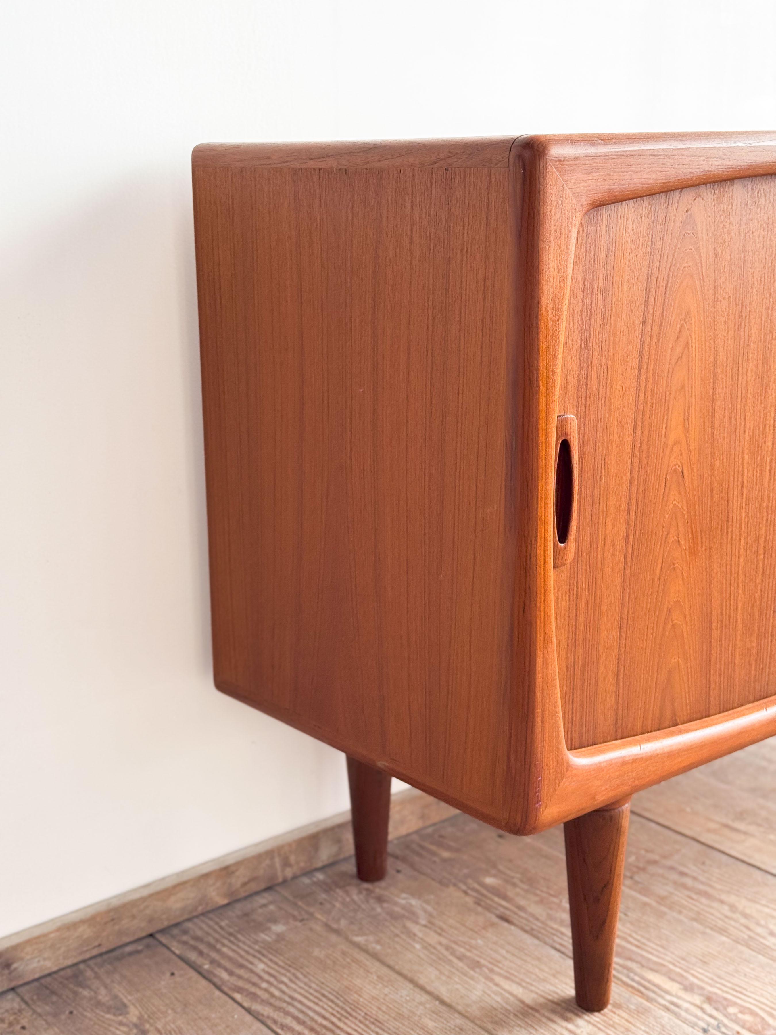 Petit buffet ou crédence du milieu du siècle, design danois en bois de teck par H.P. Hansen en vente 7
