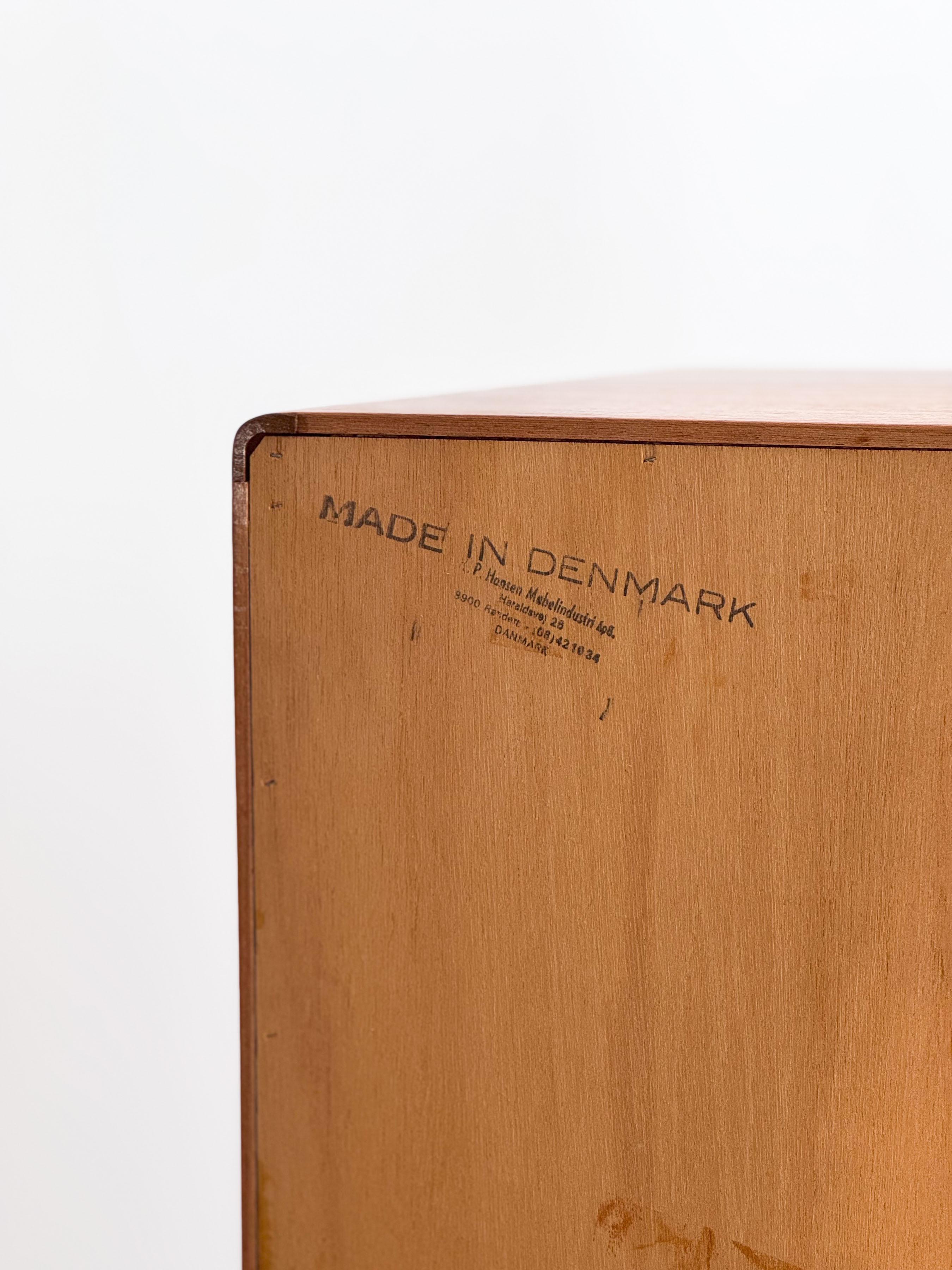 Petit buffet ou crédence du milieu du siècle, design danois en bois de teck par H.P. Hansen en vente 8