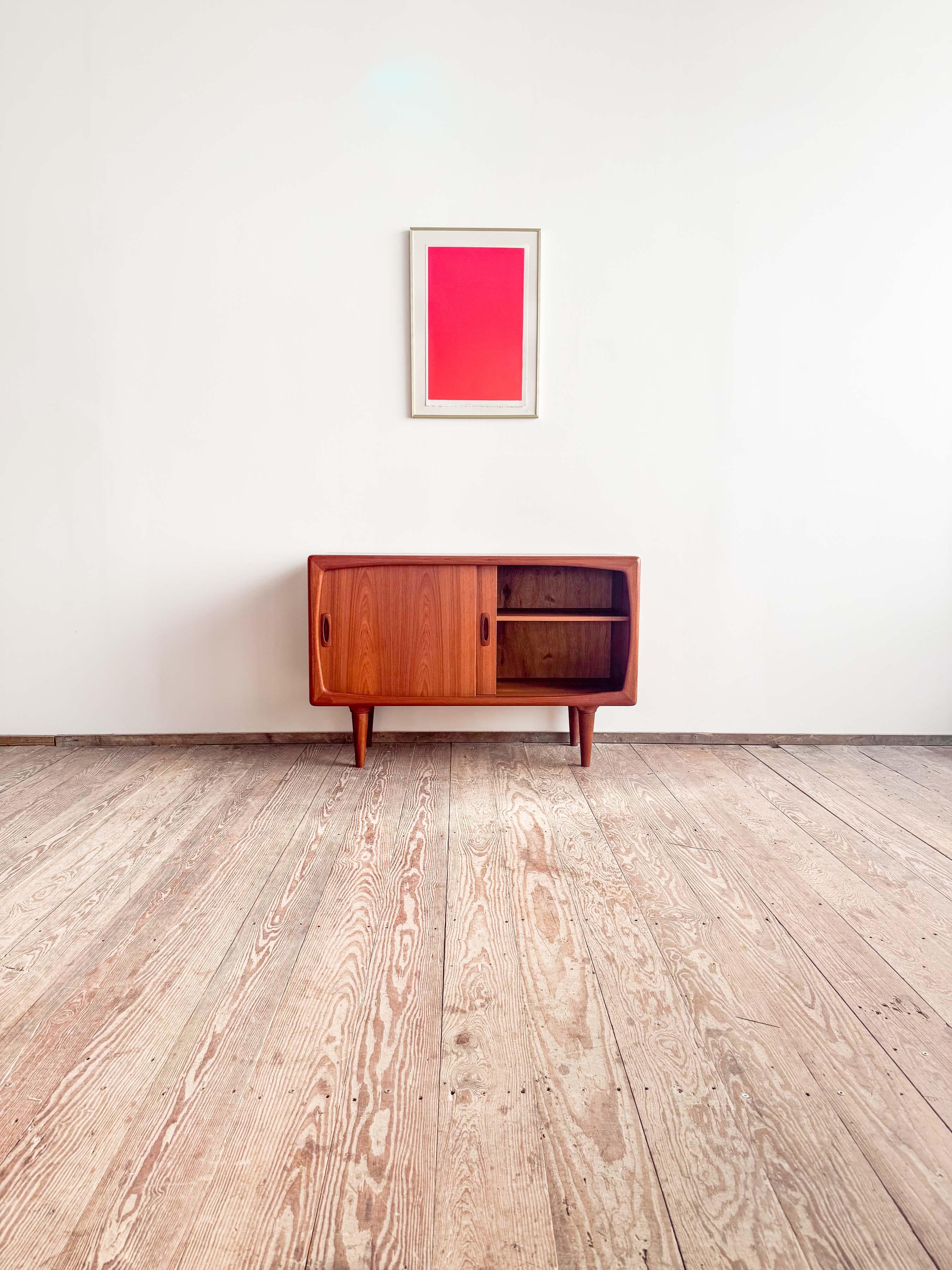 Mid-Century Modern Petit buffet ou crédence du milieu du siècle, design danois en bois de teck par H.P. Hansen en vente