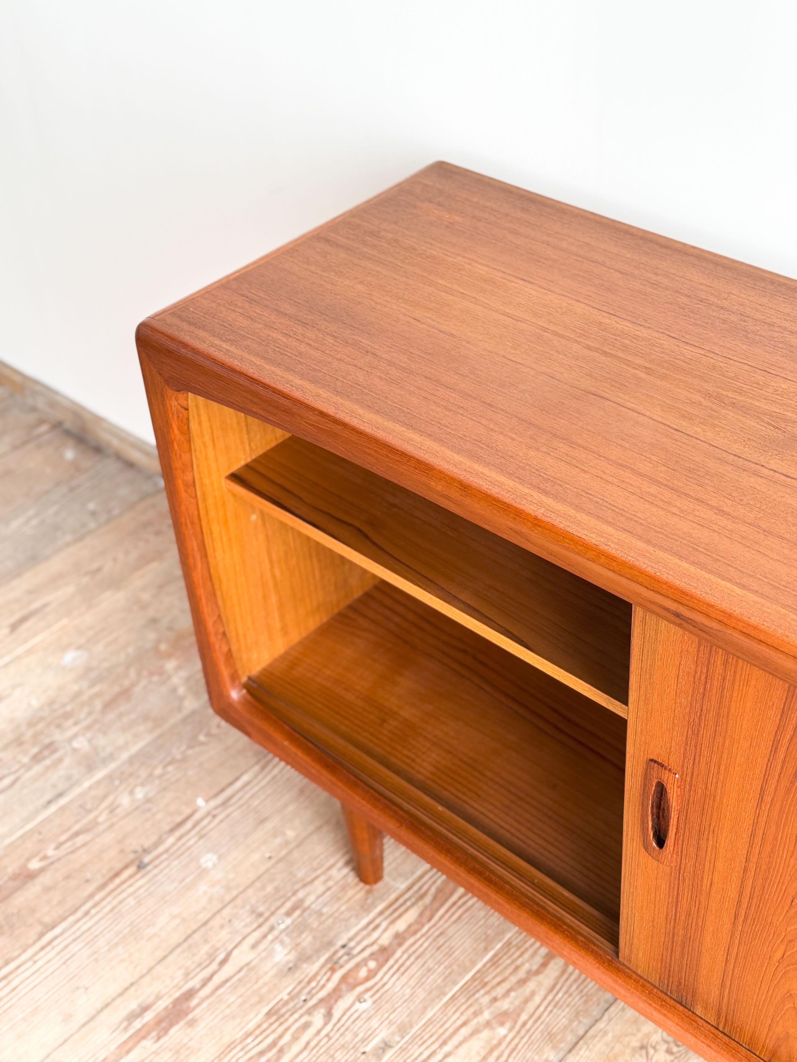 Petit buffet ou crédence du milieu du siècle, design danois en bois de teck par H.P. Hansen Bon état - En vente à München, Bavaria