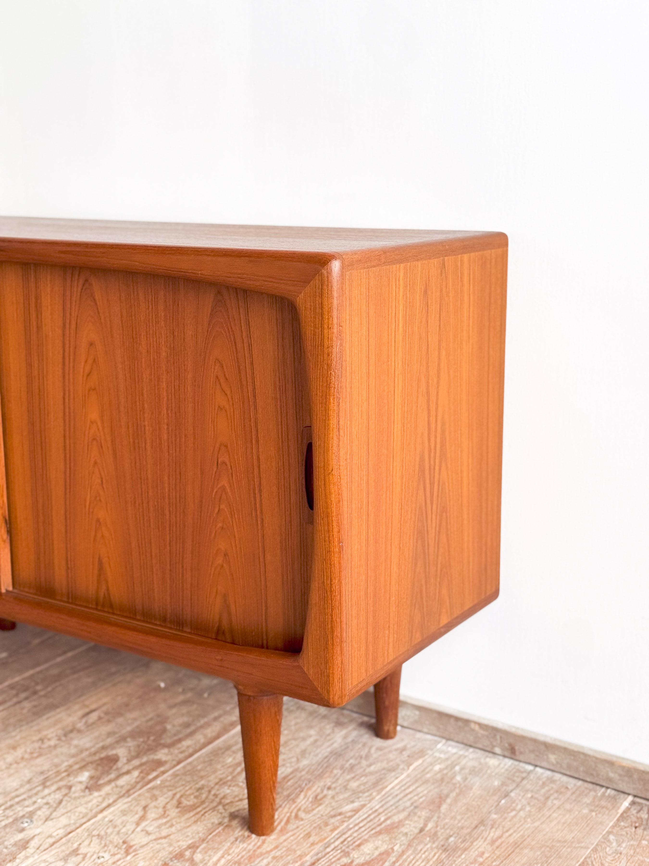 Milieu du XXe siècle Petit buffet ou crédence du milieu du siècle, design danois en bois de teck par H.P. Hansen en vente