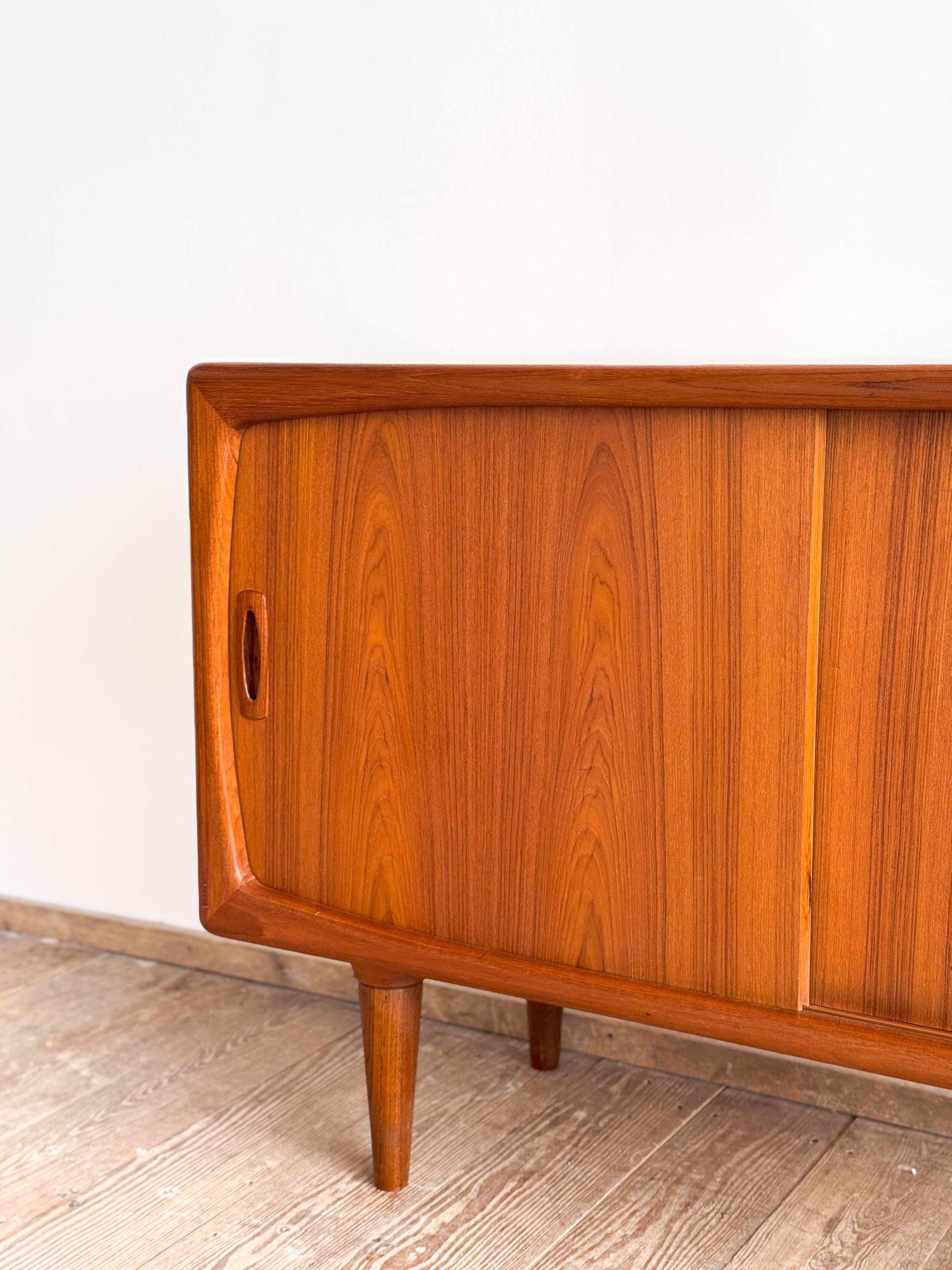 Teck Petit buffet ou crédence du milieu du siècle, design danois en bois de teck par H.P. Hansen en vente