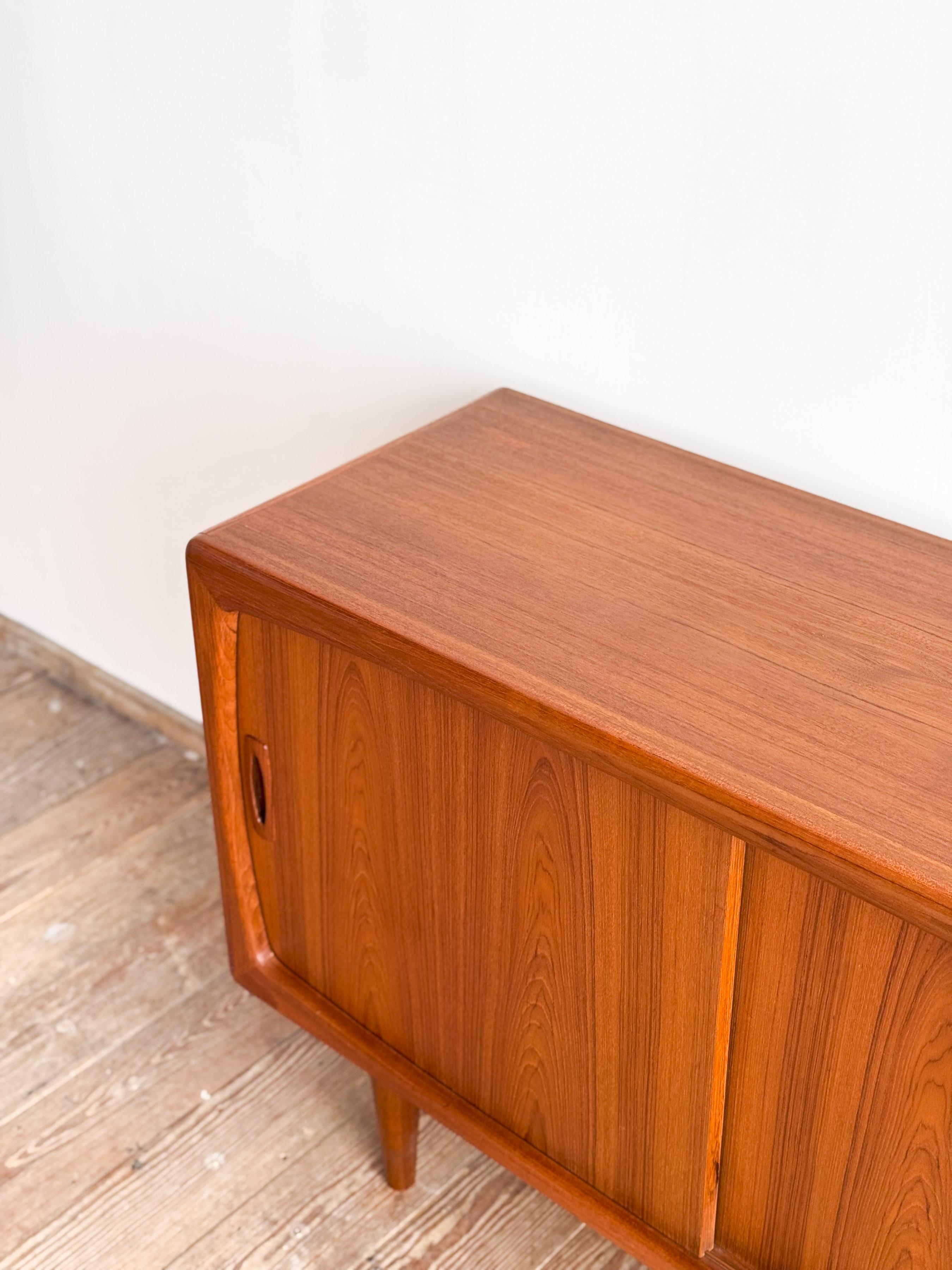 Petit buffet ou crédence du milieu du siècle, design danois en bois de teck par H.P. Hansen en vente 1