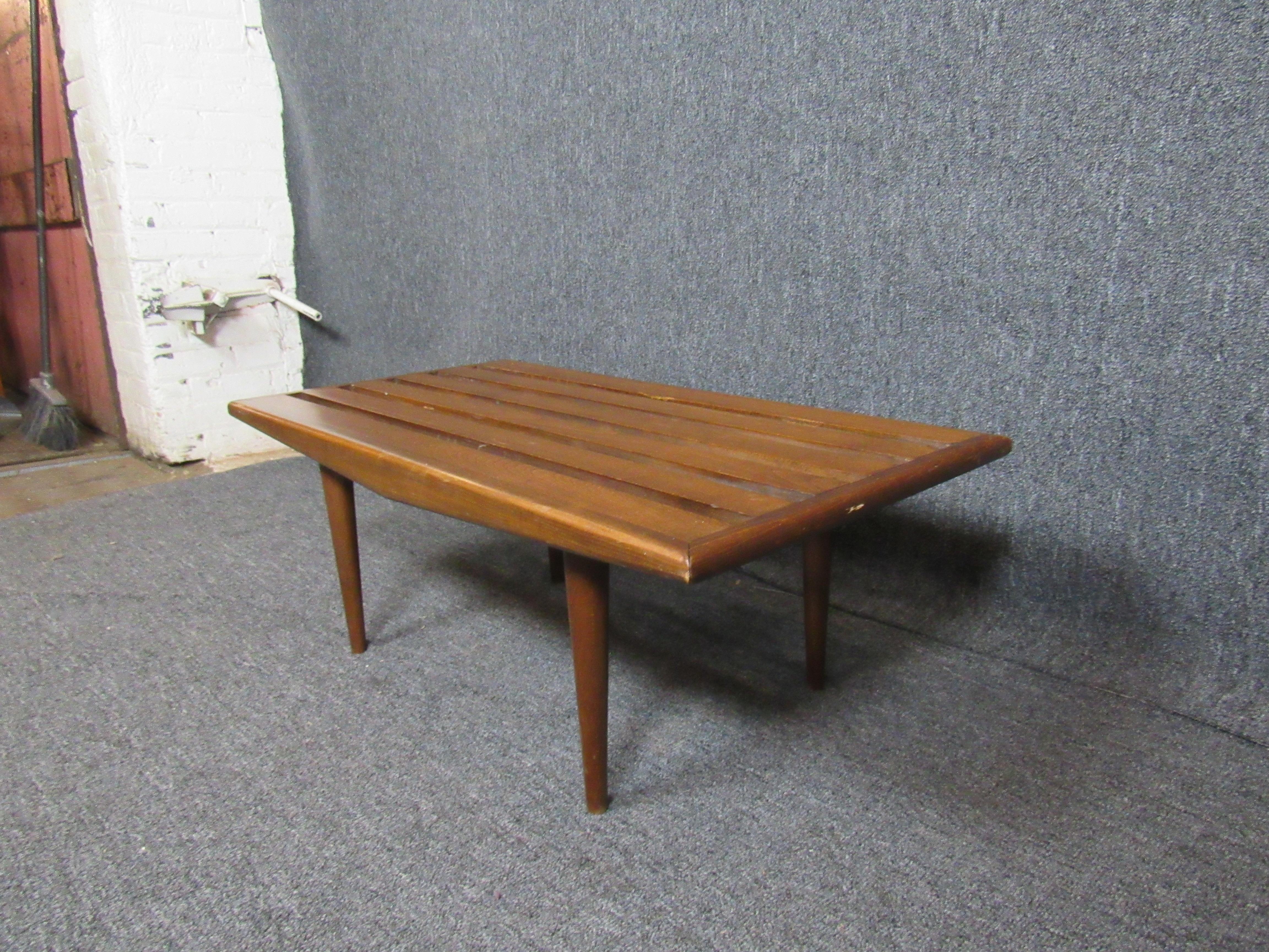 Mid-Century Modern Petit banc à lattes du milieu du siècle dernier en vente