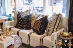 Kleines Mid Century Sofa:: individuell gepolstert mit handgewebten Hanfteppichen aus der Türkei